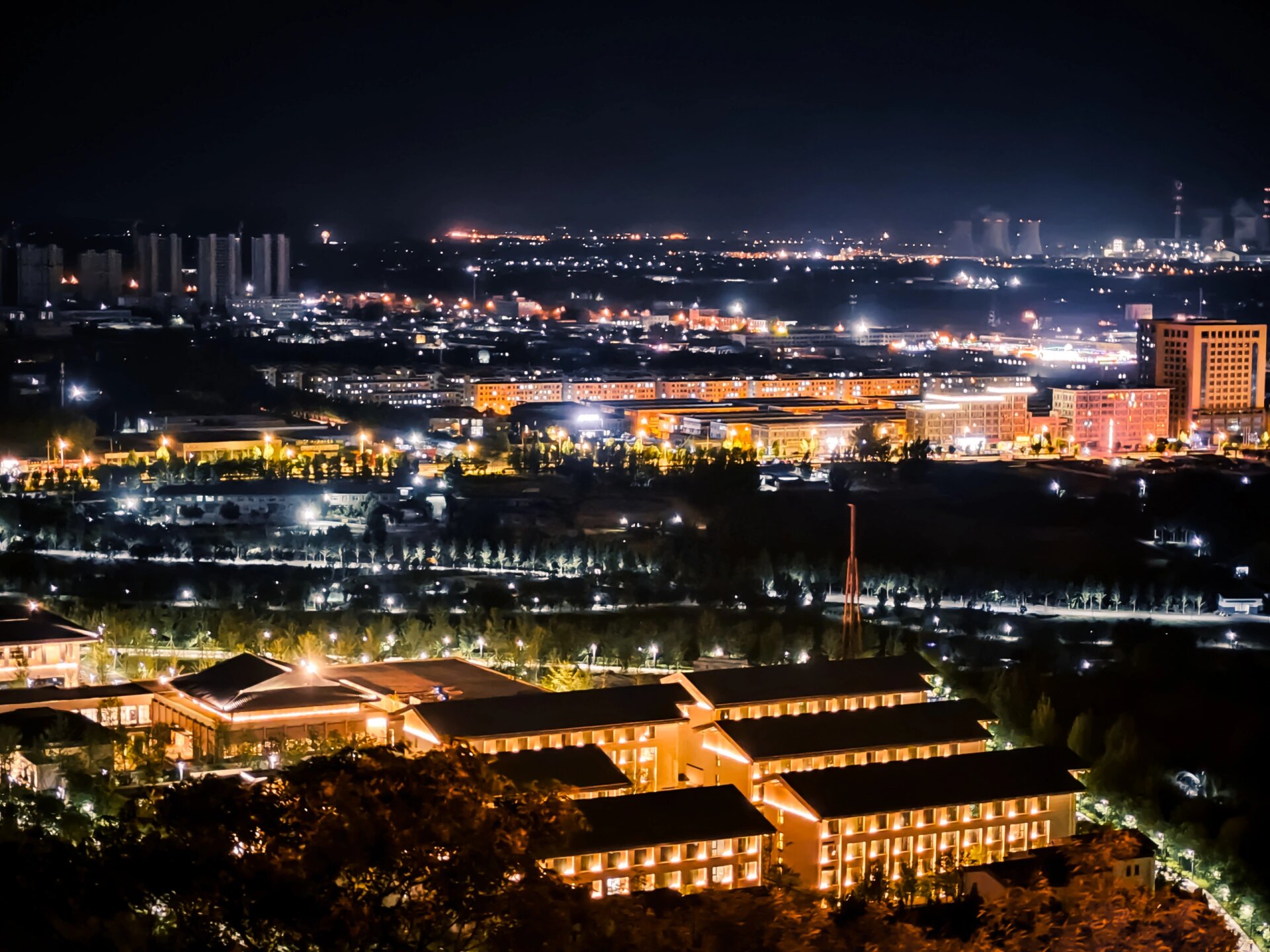 护驾山看夜景         护驾山是邹城市看夜景的绝佳地点,24小时开放