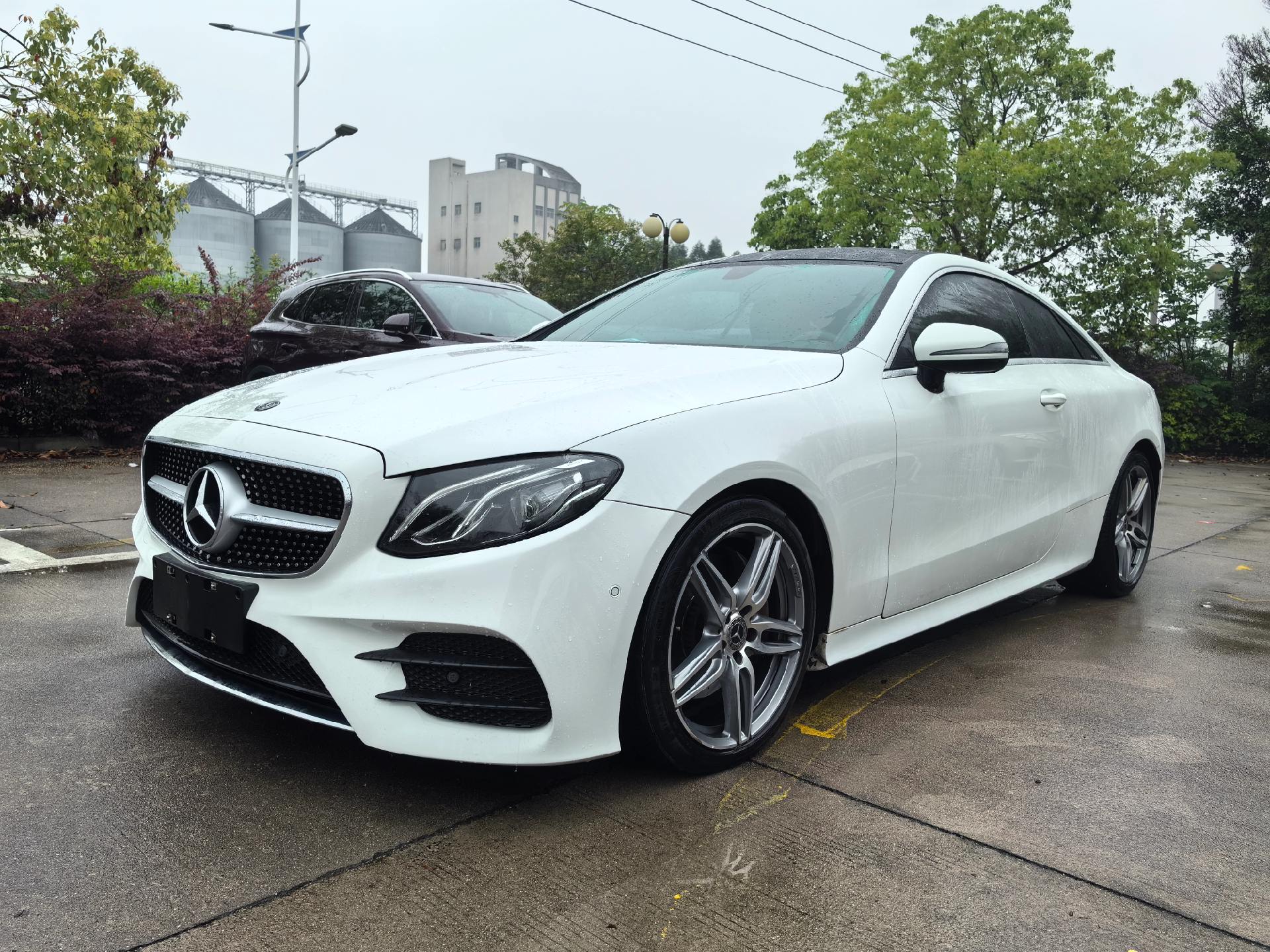 19年奔驰e200, 白色2.0t双门轿跑车, 外观动感,秀气,四座