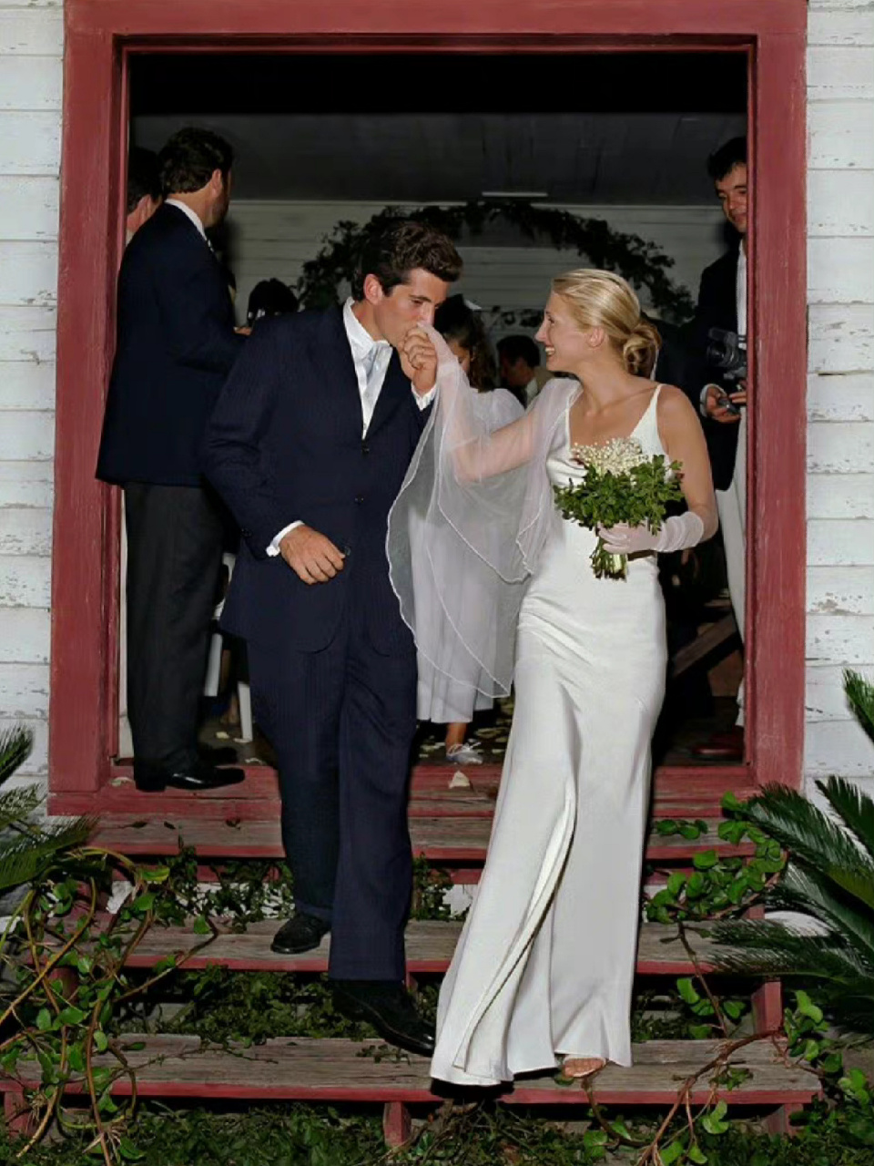 看来看去,还是小肯尼迪夫妇的穿搭最耐看 kennedy 和 carolyn bessett