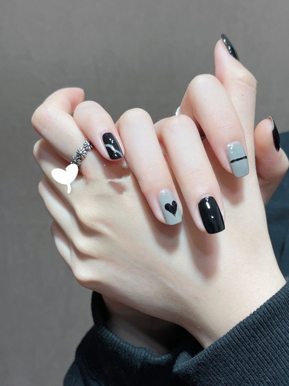 极简风90黑灰跳色爱心线条美甲 黑灰跳色真的很适合做极简风美甲耶