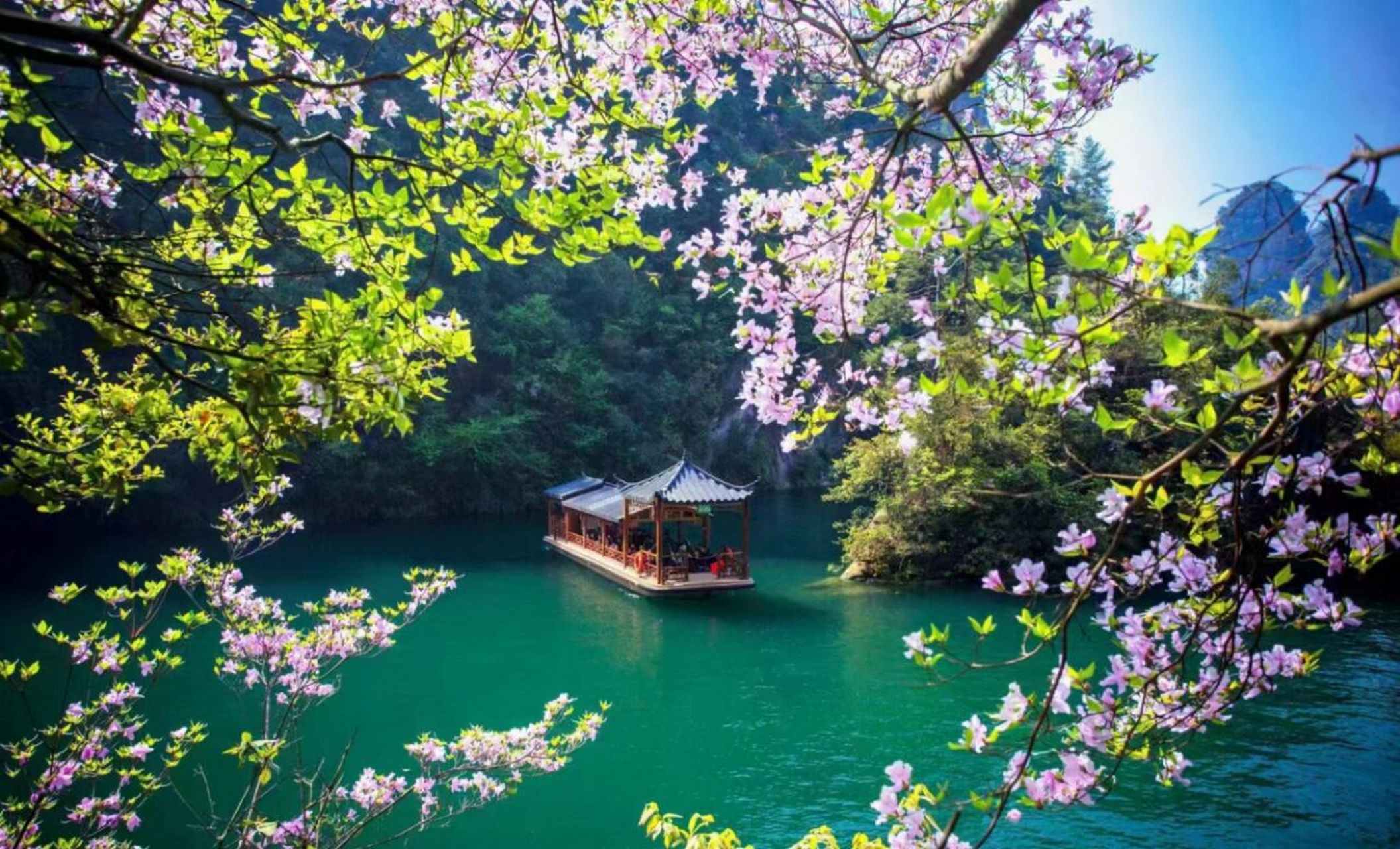 人间瑶池,空中圣湖(宝峰湖)太美了 探秘张家界宝峰湖 地理位置:张家界