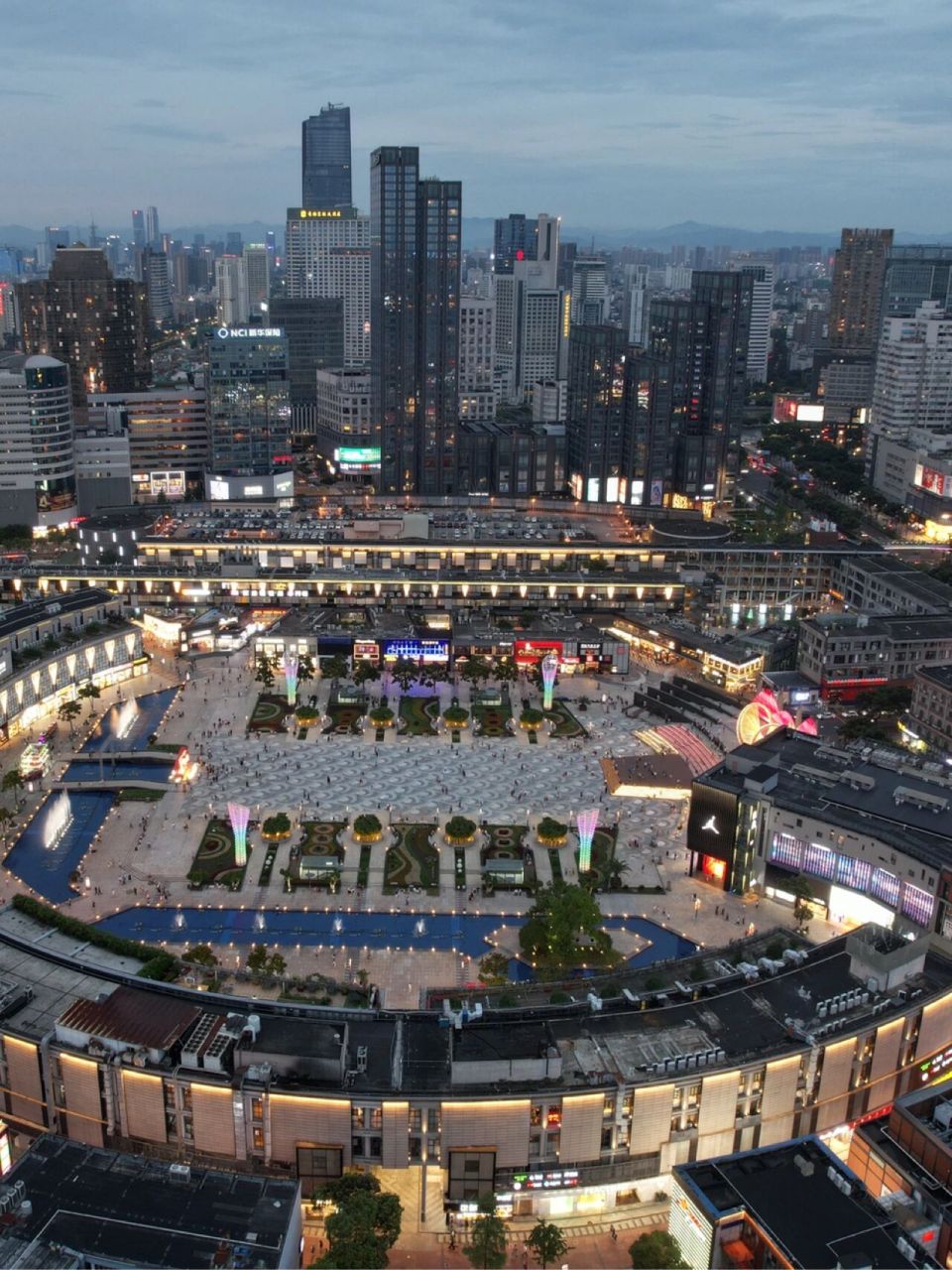 宁波天一广场 天一广场是宁波市中心的繁华商圈,这里购物商厦,餐厅