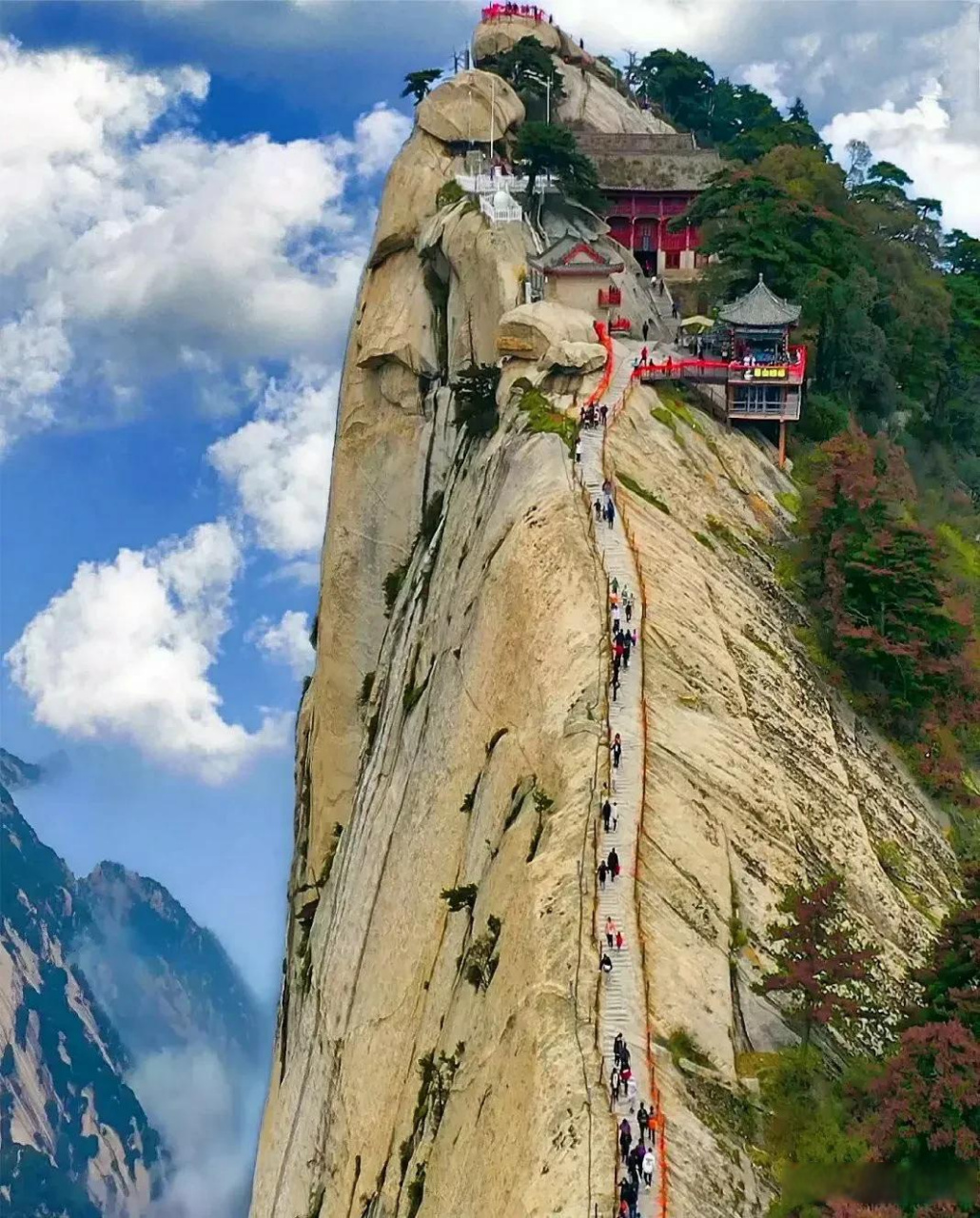号称"天下第一险"的华山,你攀登过吗?华山天高峰高,山险路险.