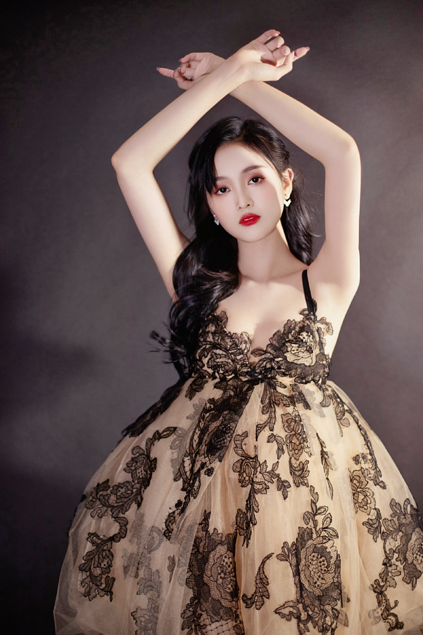 吴宣仪蕾丝绣花短裙美腿写真组图