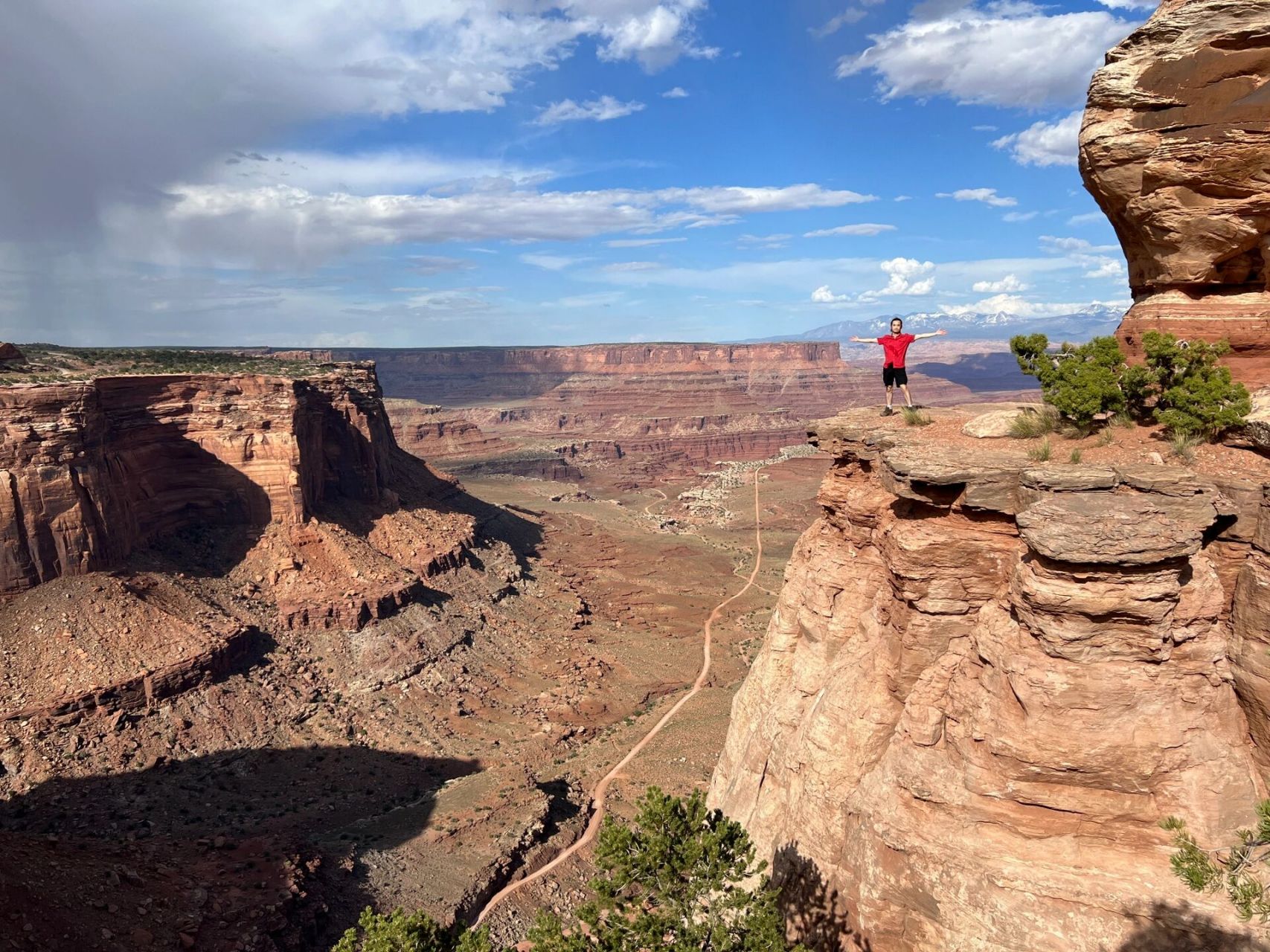 眺峡谷~听风~ 犹他州峡谷地国家公园~被科罗拉多河以及支流侵蚀行成的