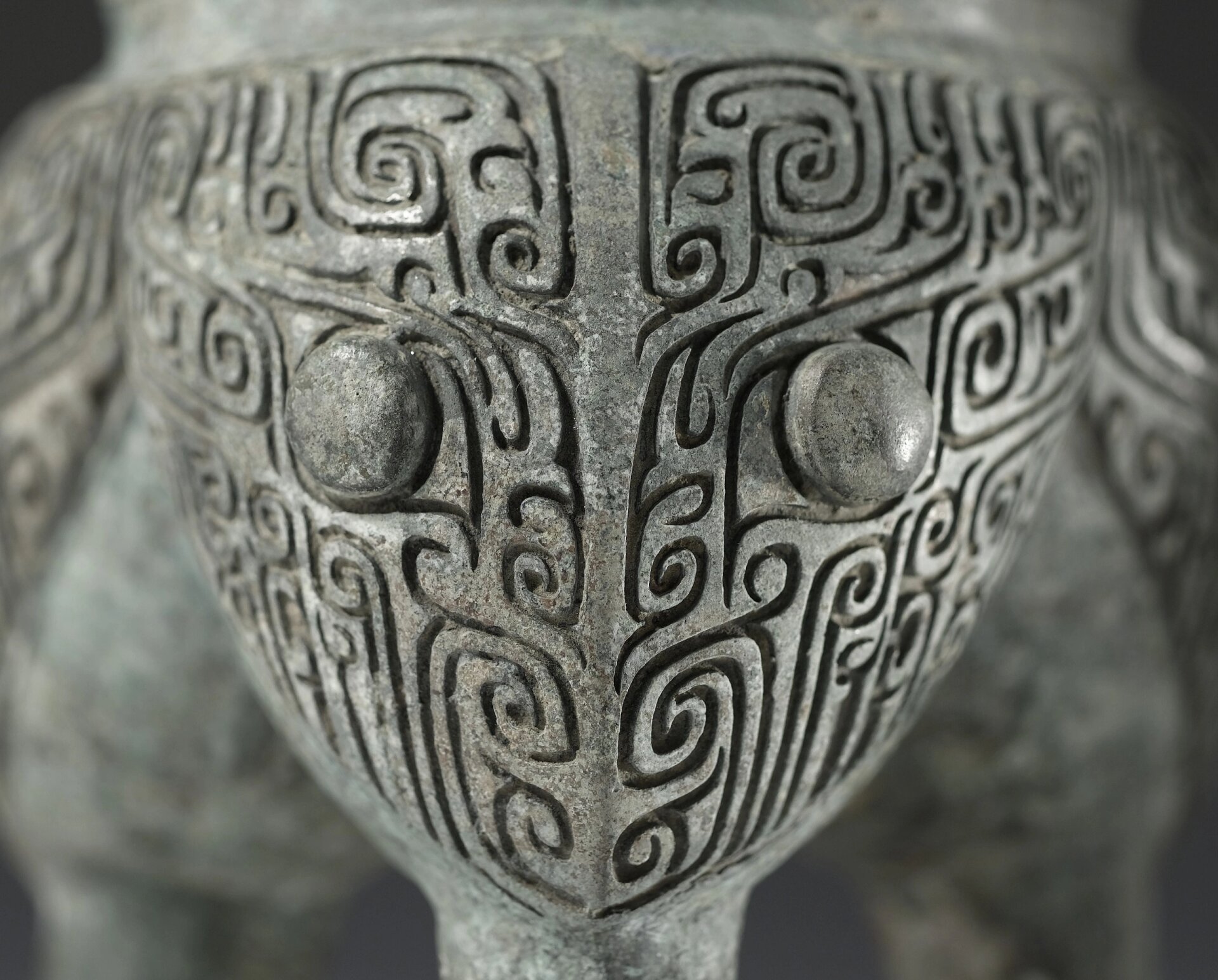 探宝上博|祭祀礼器"兽面纹斝"神秘的饕餮 名称:兽面纹斝 年代:商 中期