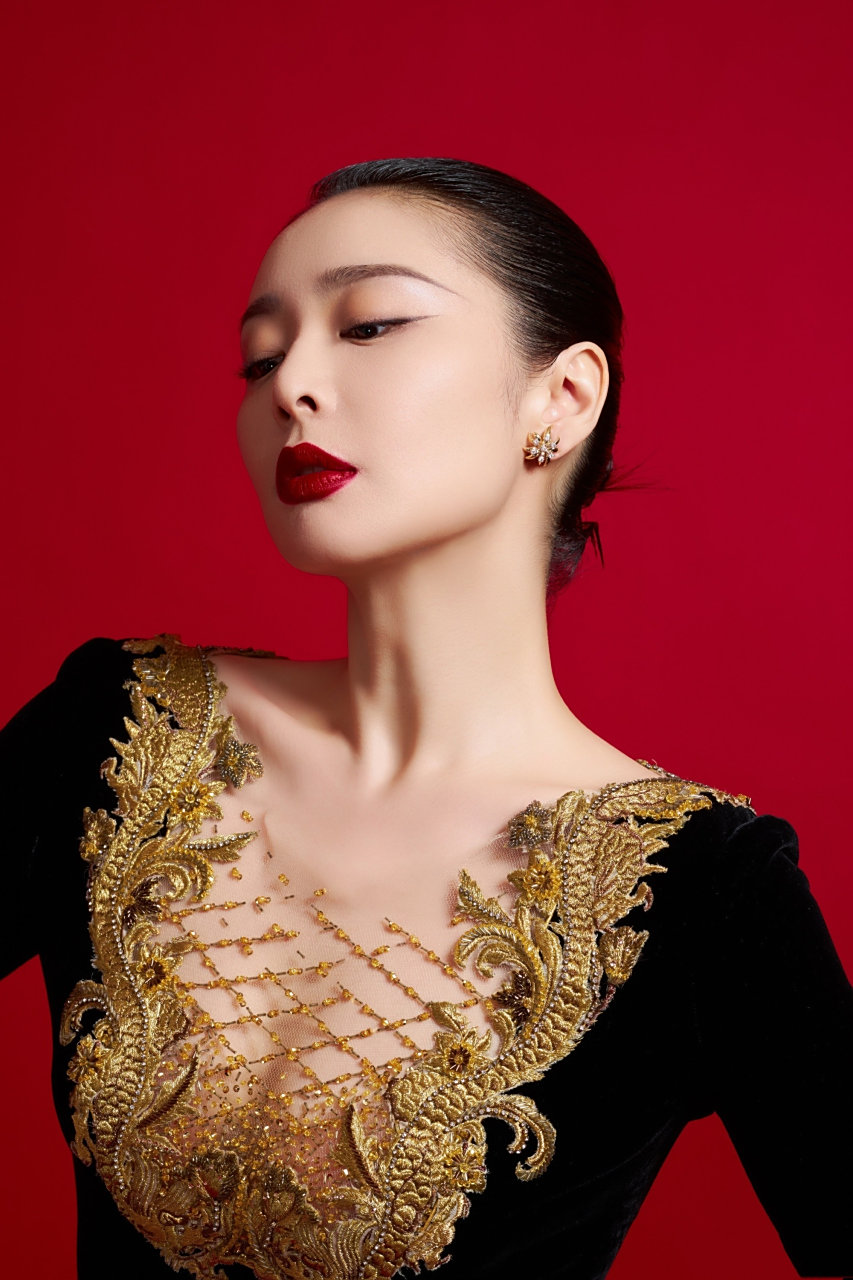 高叶,来了,烈焰红唇,黑金礼裙,霸气的大嫂.