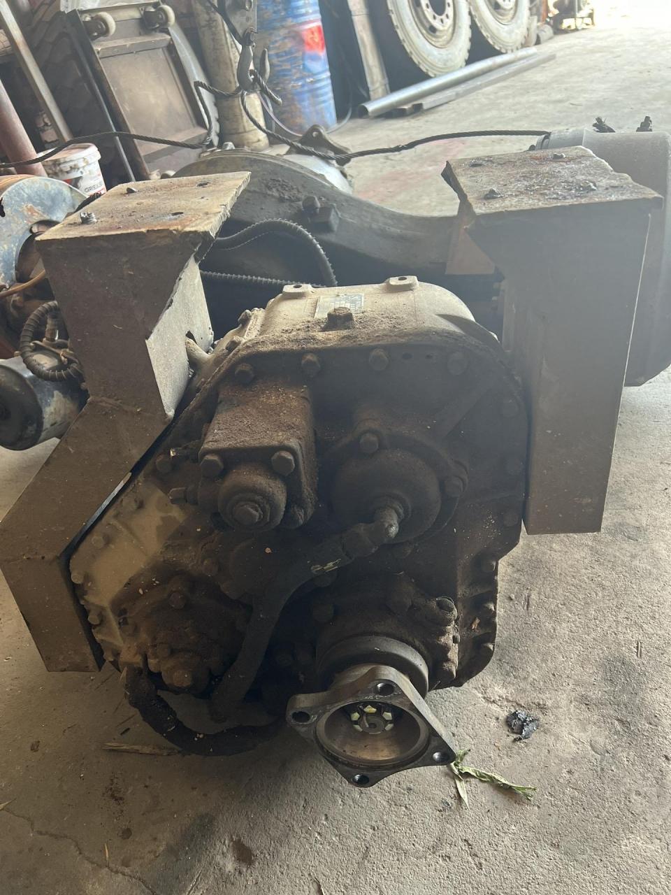 拆车件,3533连盛分动箱一个,5档连体箱一个,153缩短桥两根