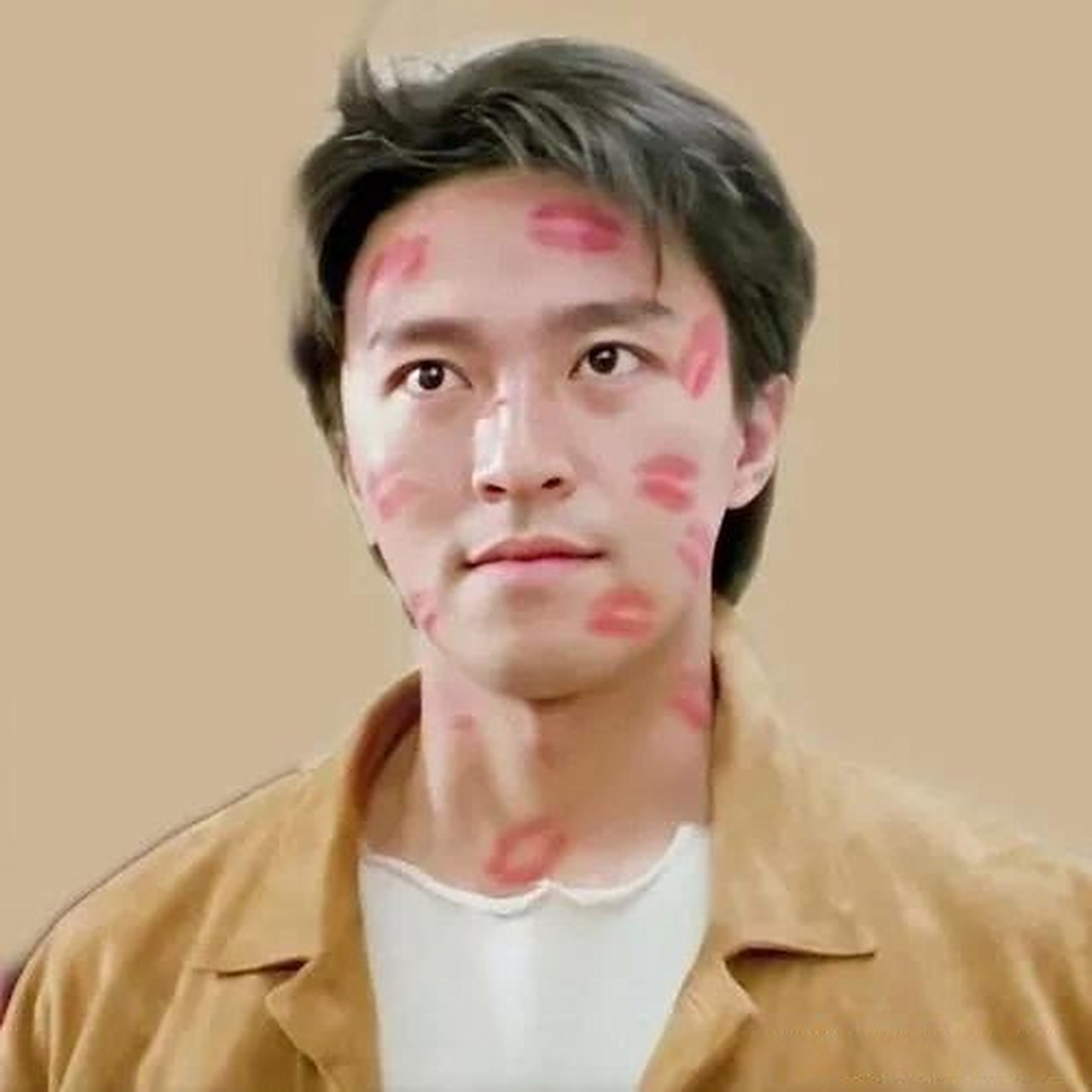 这是很多年前,周星驰小时候的照片.