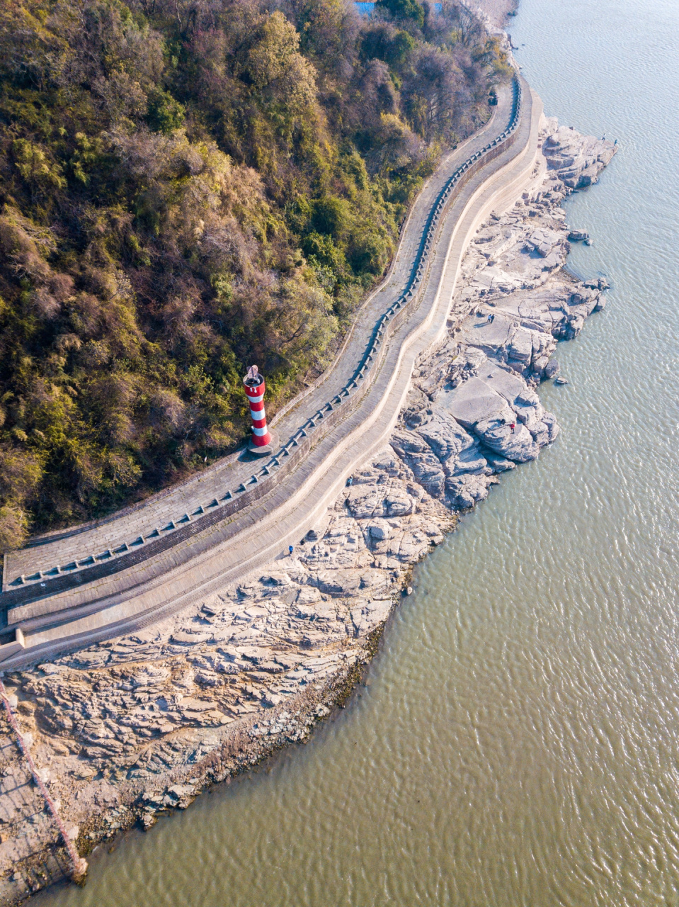 武汉好望角-槐山矶石驳岸 槐山矶石驳岸,位于江夏区金口街槐山西麓