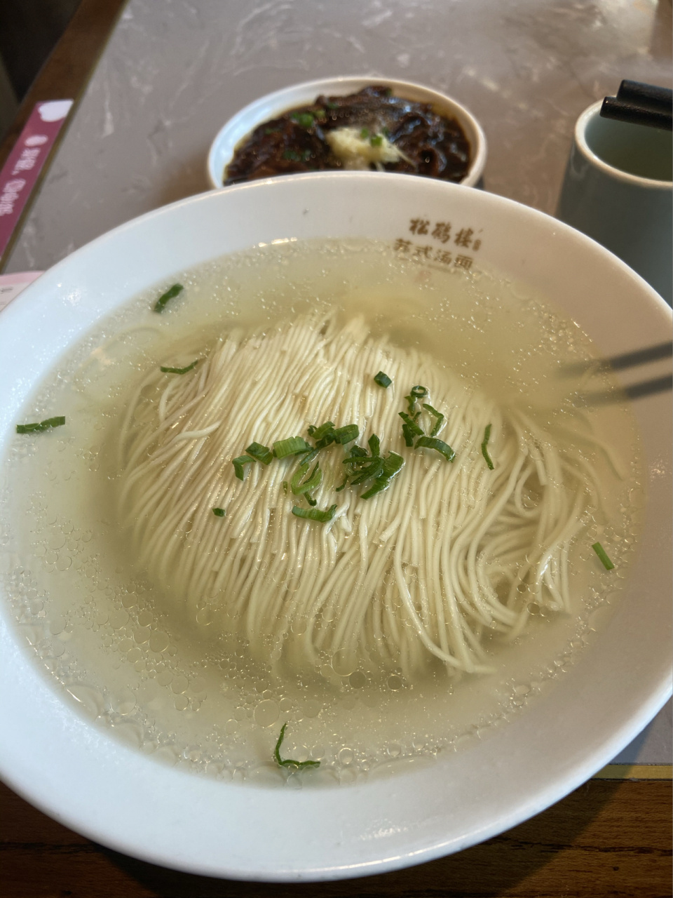 松鹤楼面馆 今天吃的白汤 这汤底非常浓郁 堪比日式拉面的程度 口味