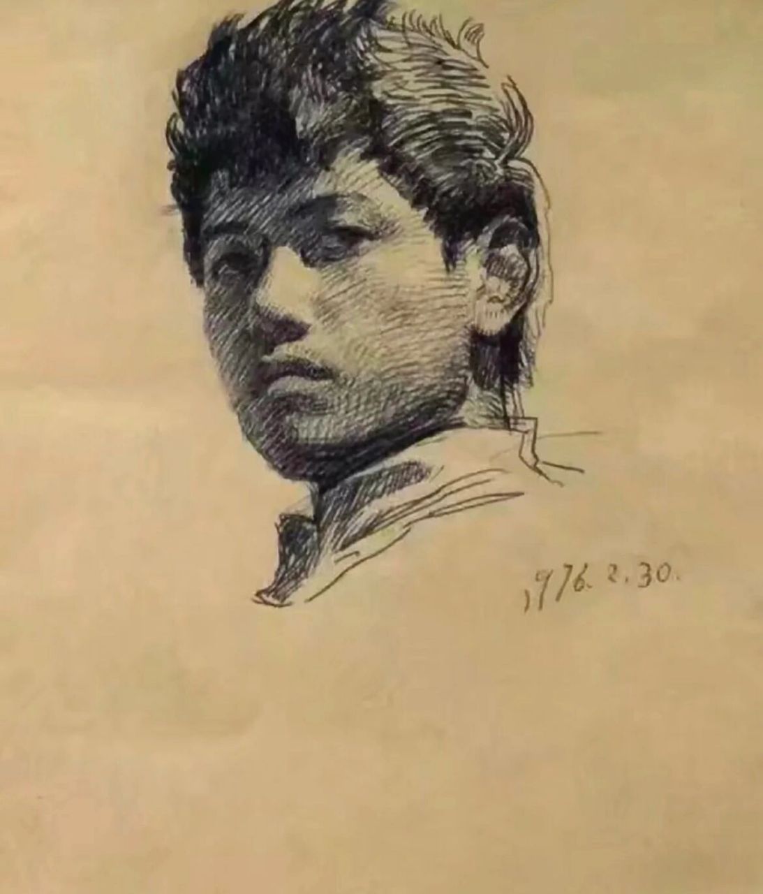 这是陈丹青年轻时的素描自画像,记得当年他回忆学画画的时候,经常找