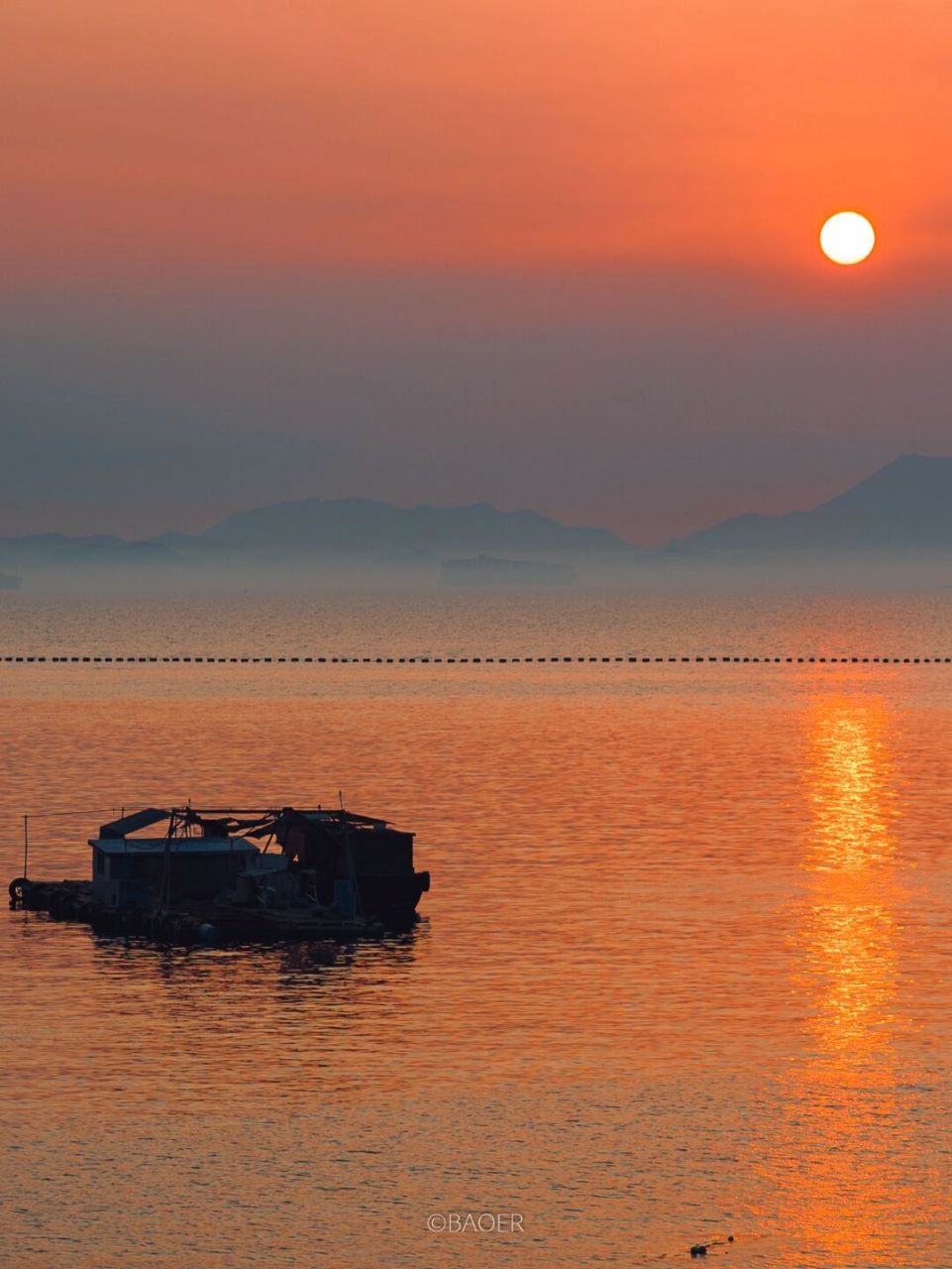 落霞与孤鹜齐飞,秋水共长天一色 看到此景色就想起《狙击手》里出现的