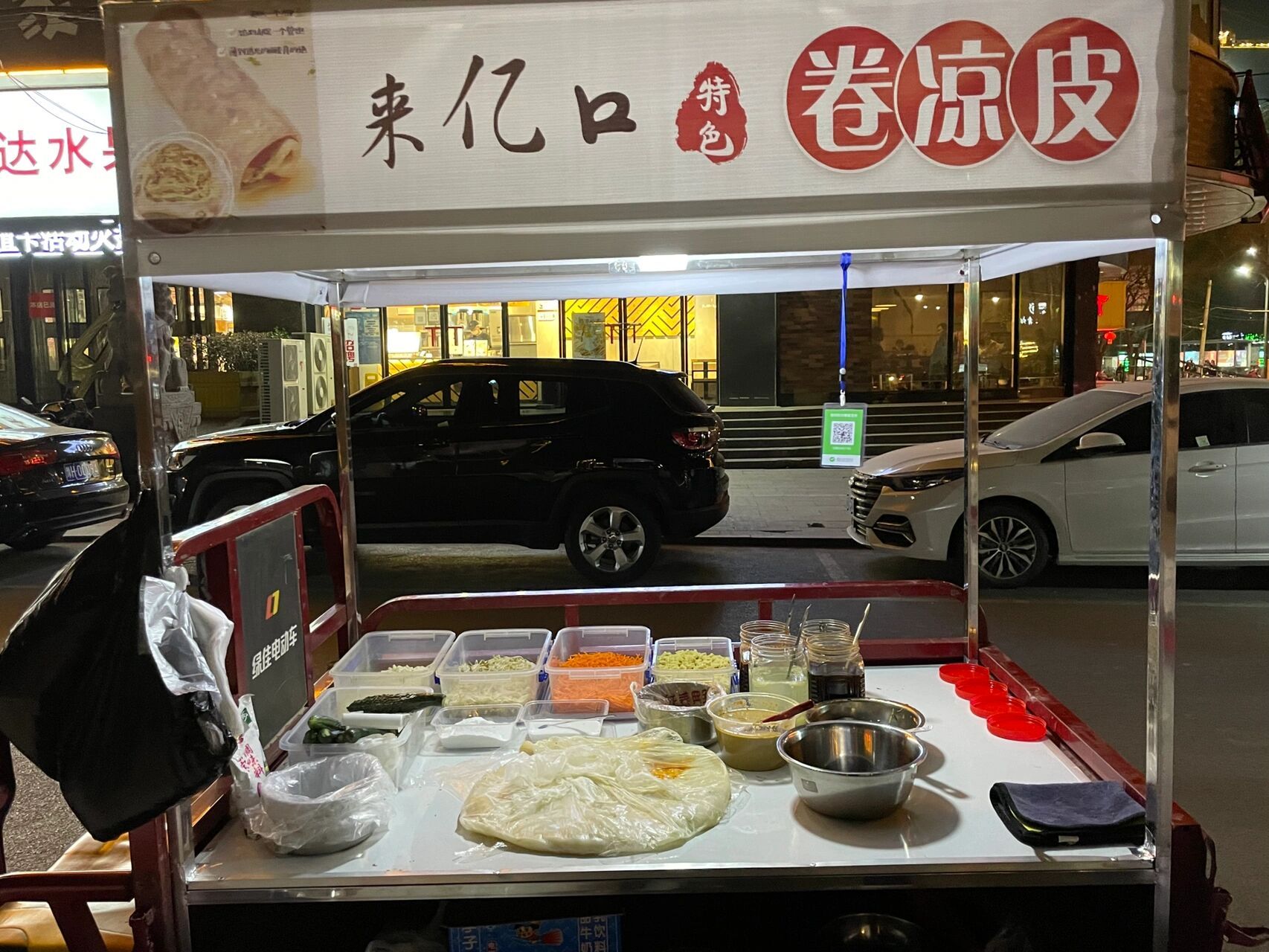 小刘卷凉皮开张了 第一天摆摊进了20张 买了十四张 还不错呦