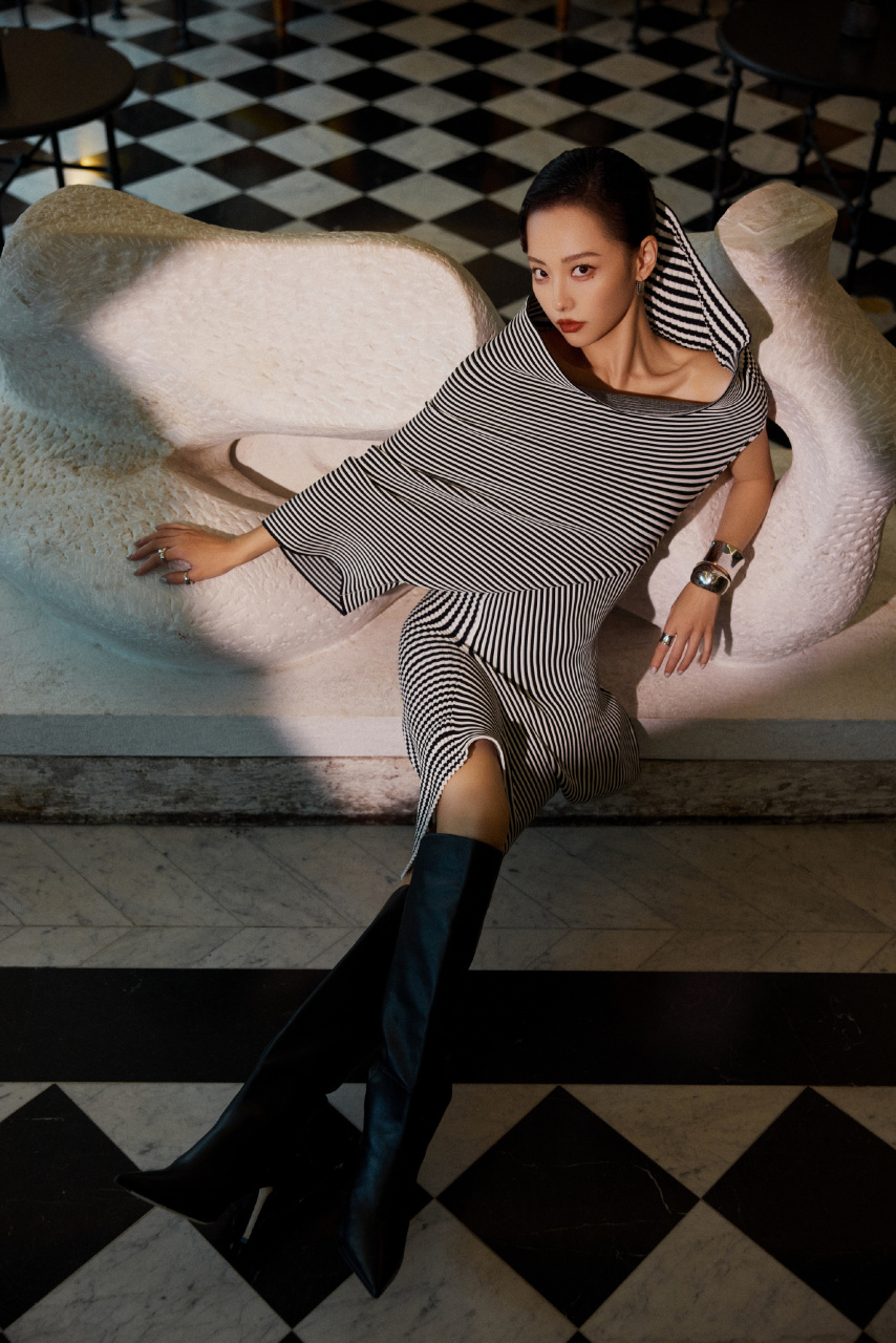 张嘉倪超话hello时装周穿搭组图:立体剪裁的美感与金属未来感的碰撞