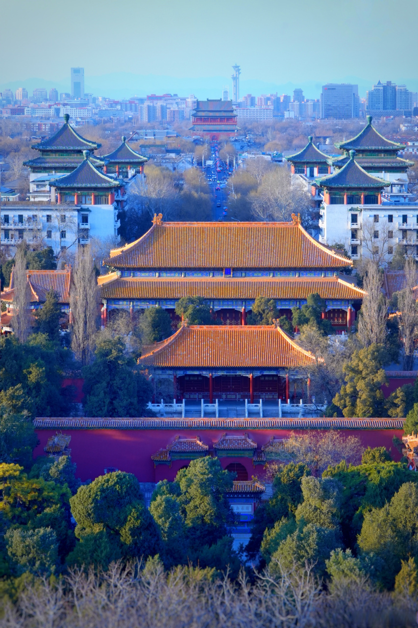 景山公园万春亭,是北京南北建筑中轴线的基点,可以环视北京城.