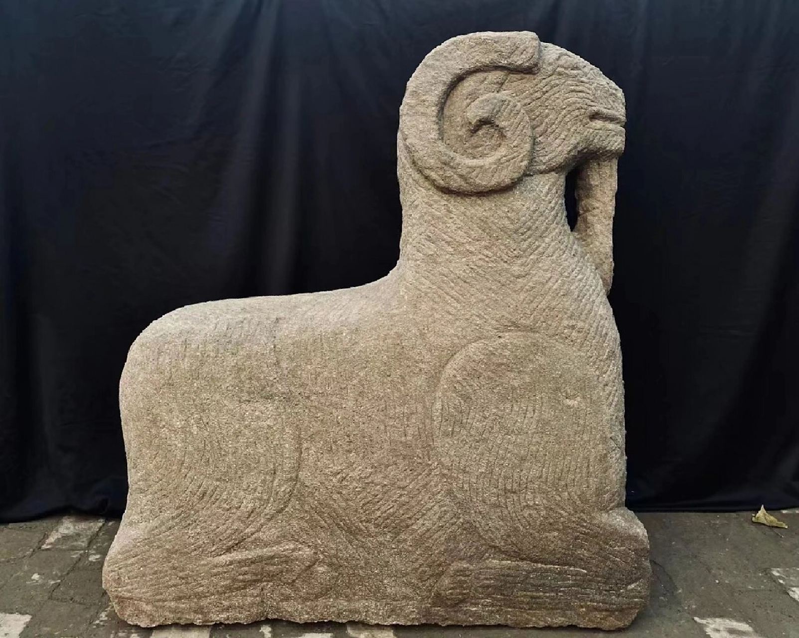 汉代砂岩石羊长110厘米 宽50厘米 高116厘 汉代 砂岩石羊 长110厘米