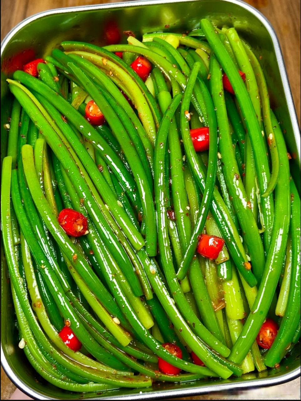 今天分享这个酸辣爽口的凉拌蒜苔丝!