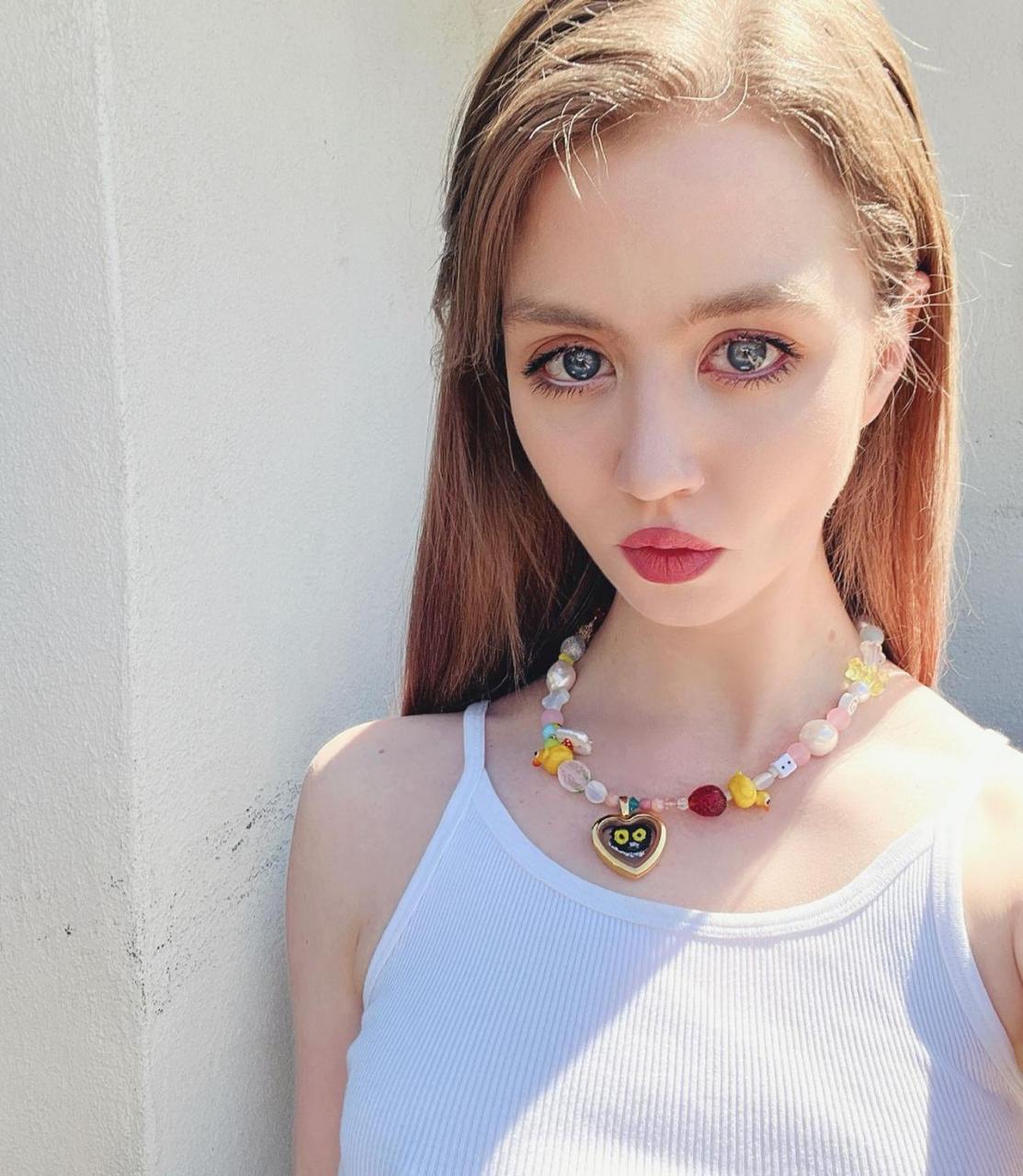 曾经参加过《全美超模大赛》第十二季及第十七季,并两次获得亚军的