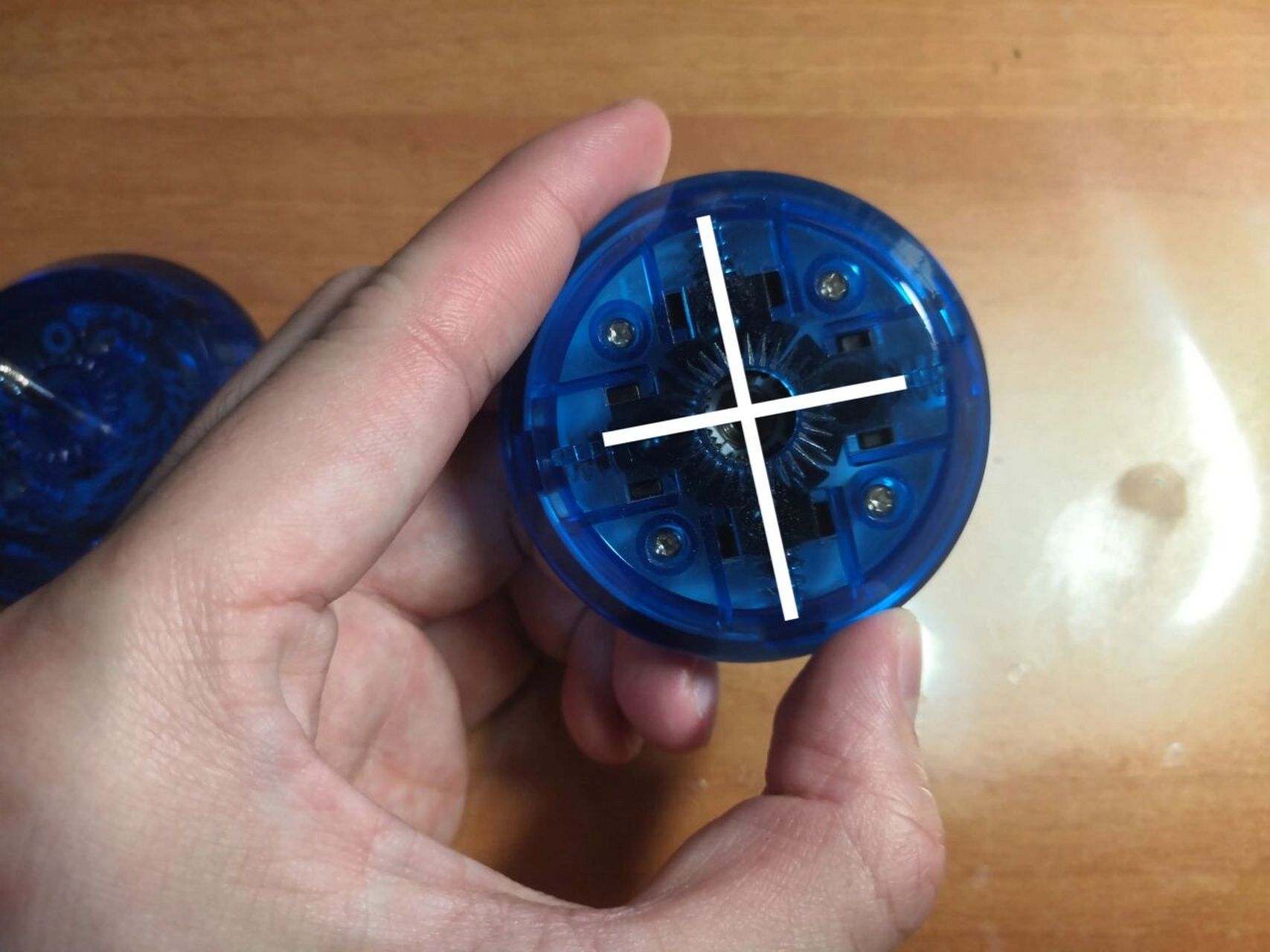 十字离合器悠悠球的内部结构如图一所示:由两瓣球体,中轴(图二所示)