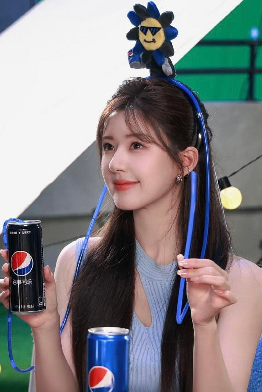 赵露思百事可乐活动造型挺好看的,就是这身衣服显得她有点壮,女明星
