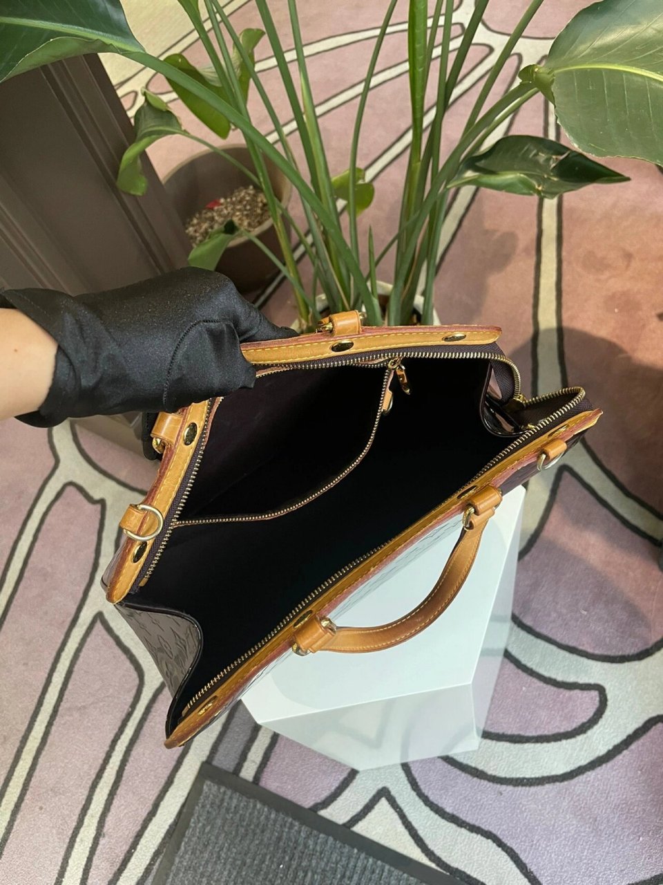 lv  车厘子漆皮手提单肩医生包 97新 有肩带 size:37-27-13 公价20900