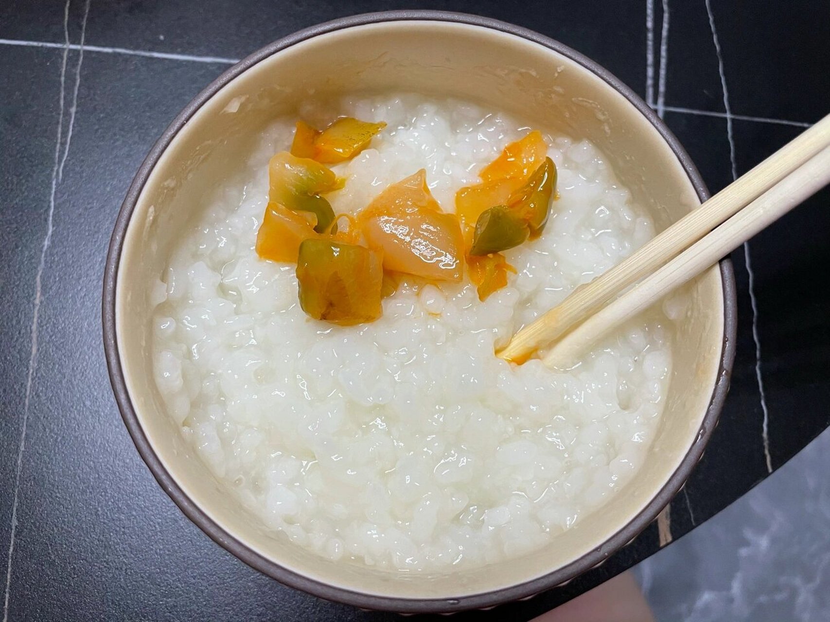 怀孕以来爱吃的东西了 稀饭煮的比较稠,放凉,加一点糖,放点乌江榨菜