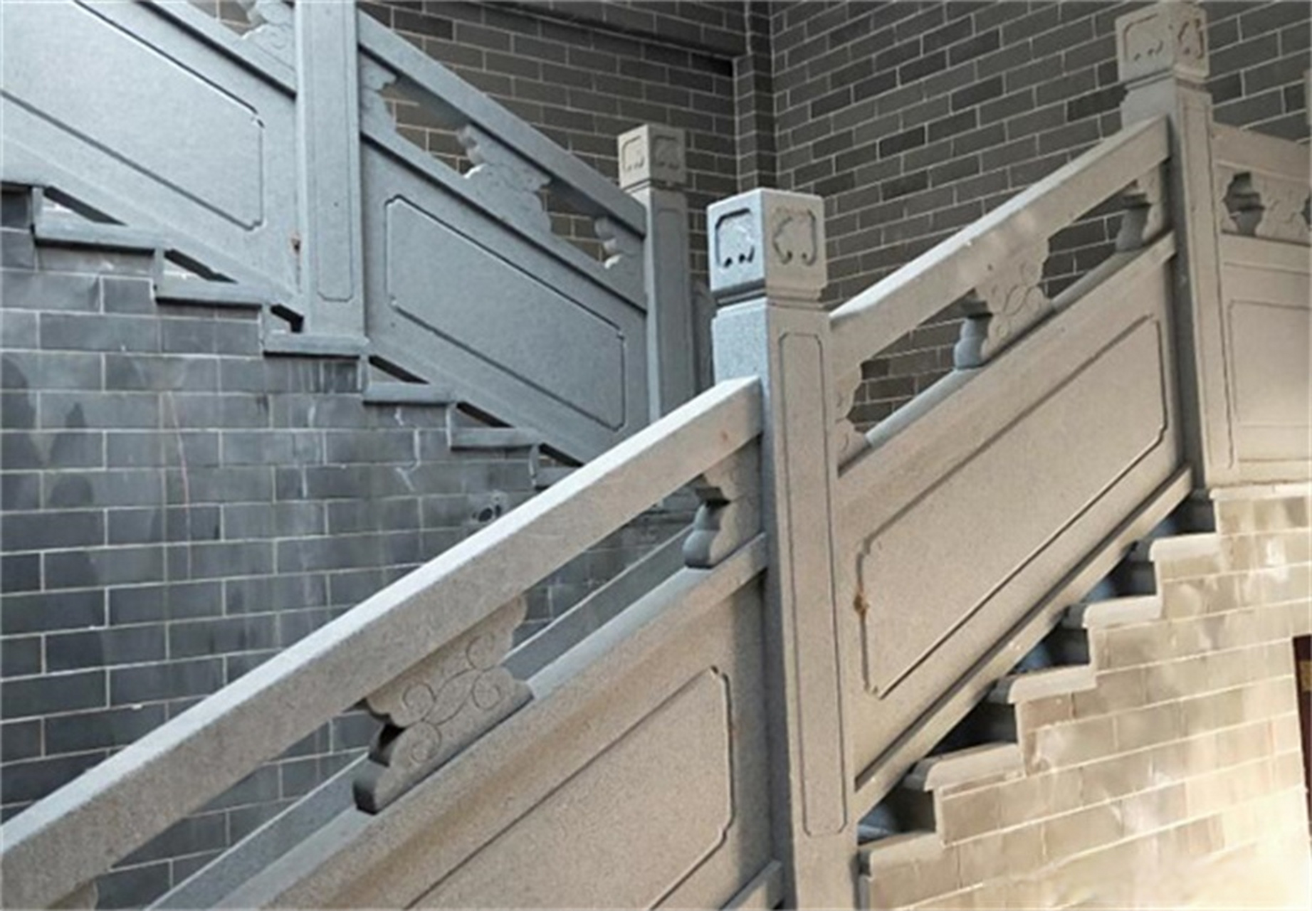 青石栏杆是一种常见的建筑装饰元素,它不仅具有实用功能,还能为建筑