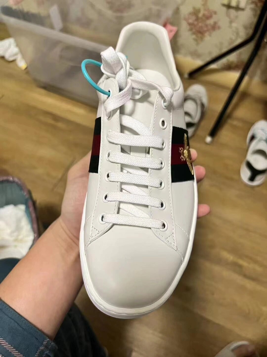 gucci蜜蜂小白鞋真假鉴定方法