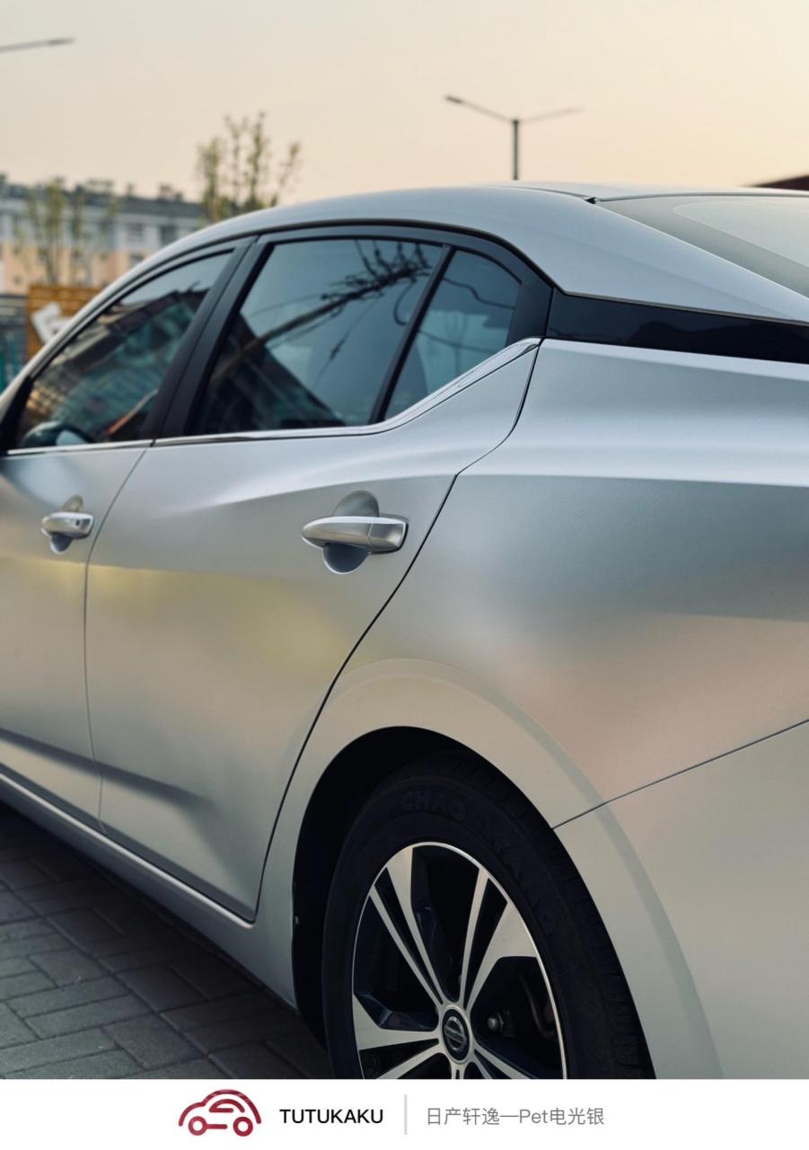 电光金属银～尼桑轩逸.