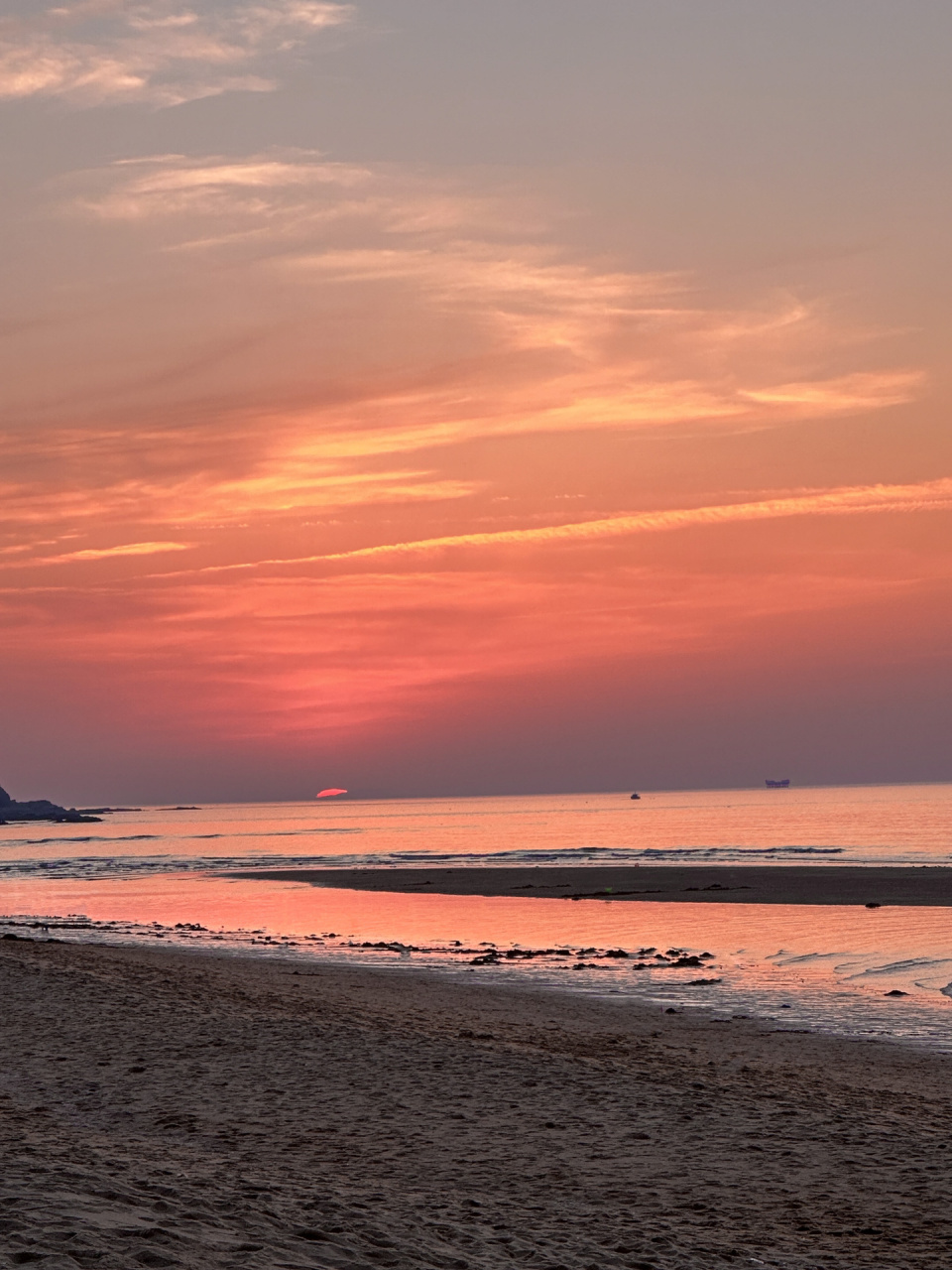 傍晚的海边98拍到最美海上日落 无法拒绝粉紫色的天空和大海 北方的