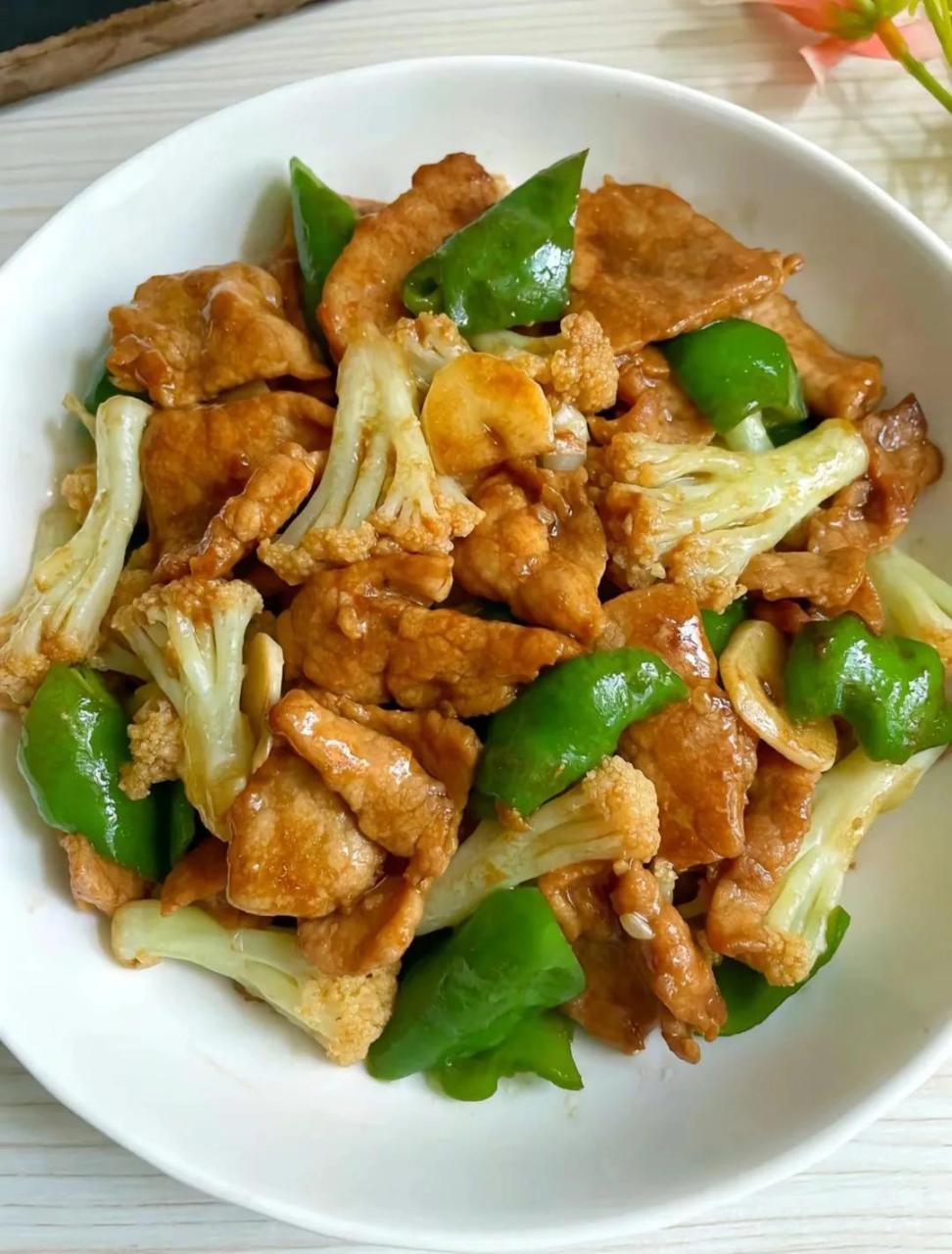 这盘花菜炒肉,一碗饭绝对不够吃!