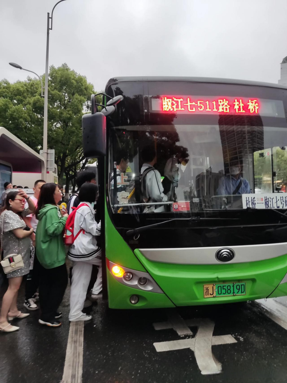 台州椒江的白云加油站,周六傍晚,椒江七号码头到杜桥的511路公 交 车