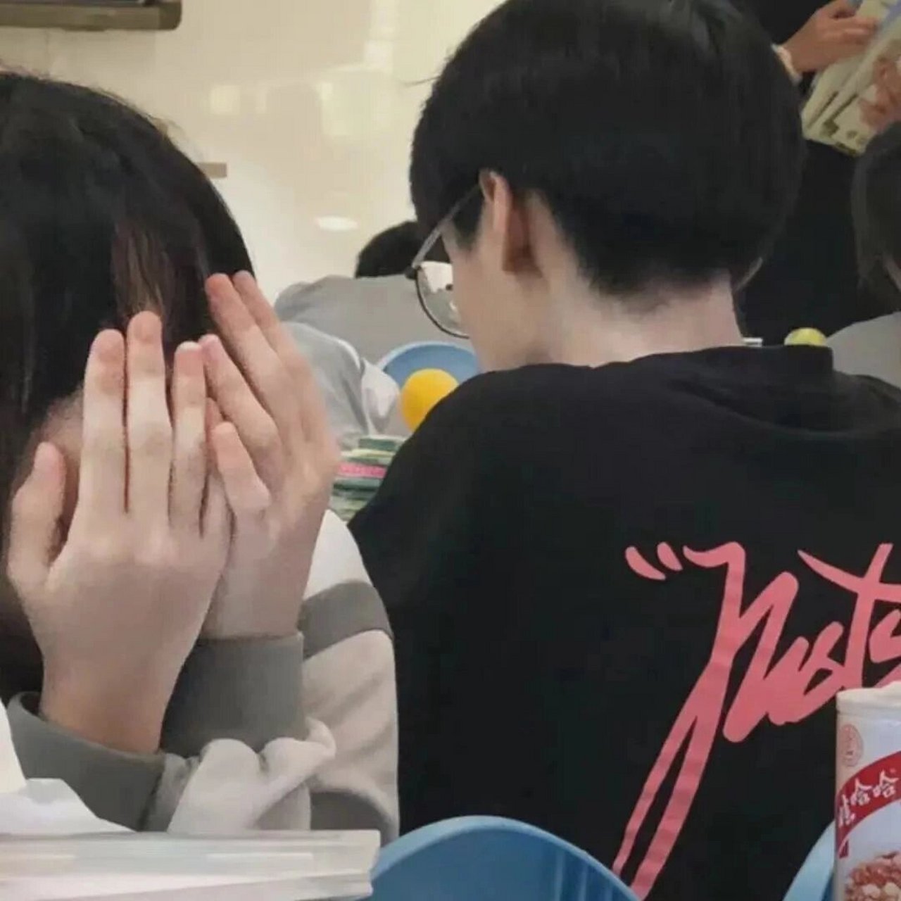 真人遮脸的情侣头像 巨好看家人们 礼貌拿图噢 喜欢的宝子们点赞加