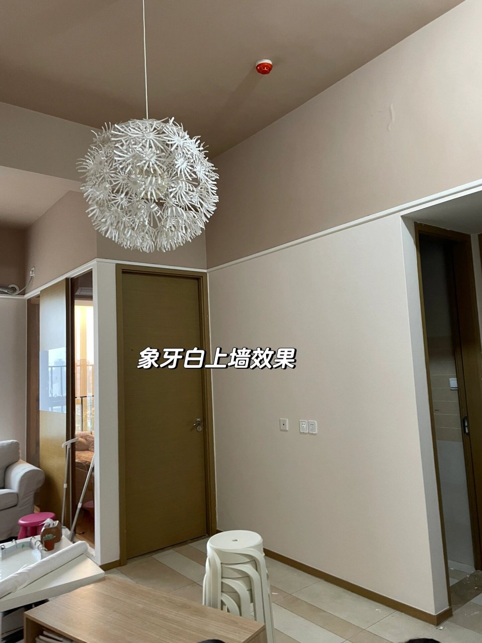 象牙白,上墙真实效果,无滤镜! 选墙布必须看  家具深色,墙布选浅色!