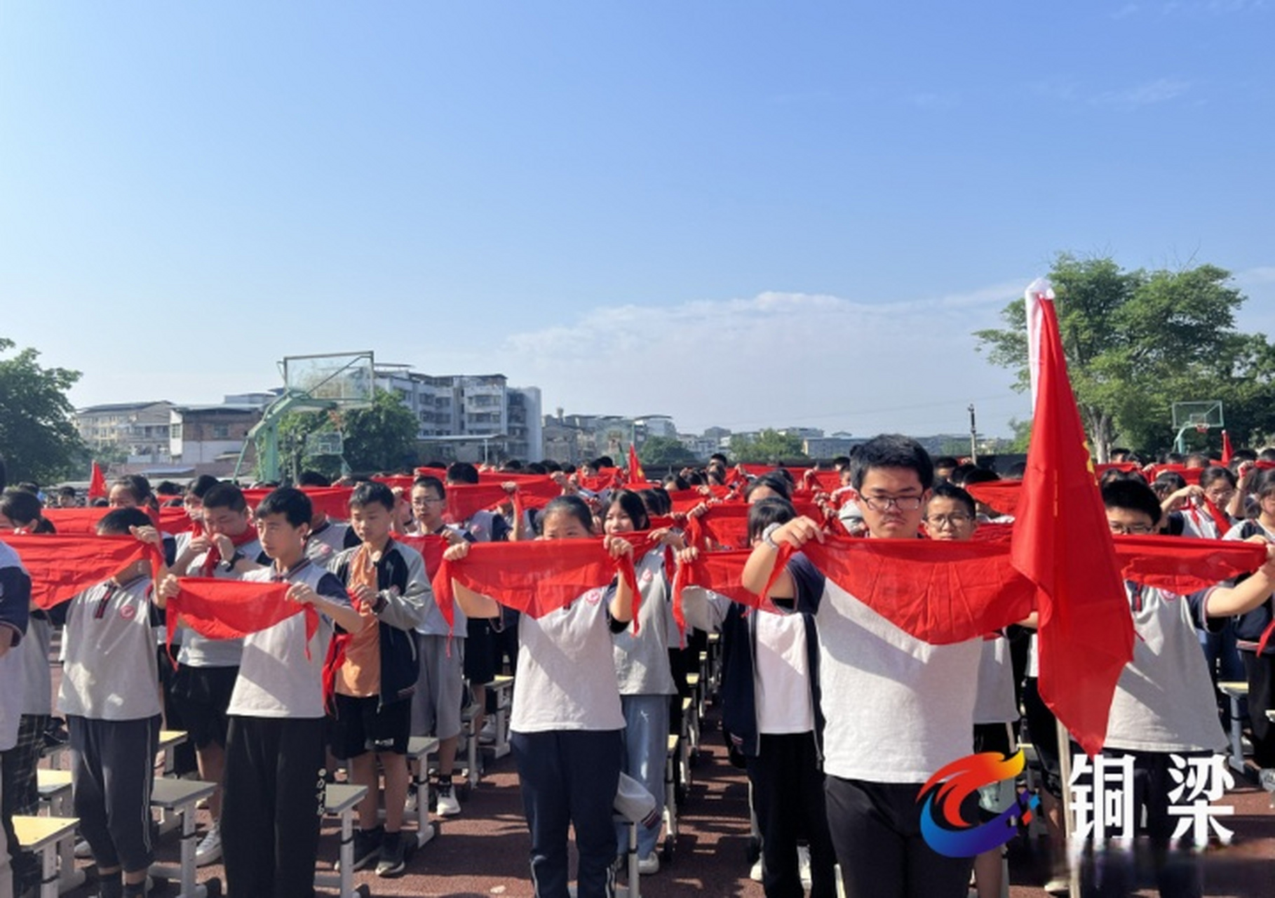 熠熠青春放光彩】近日,平滩中学开展了2023年离队入团仪式.