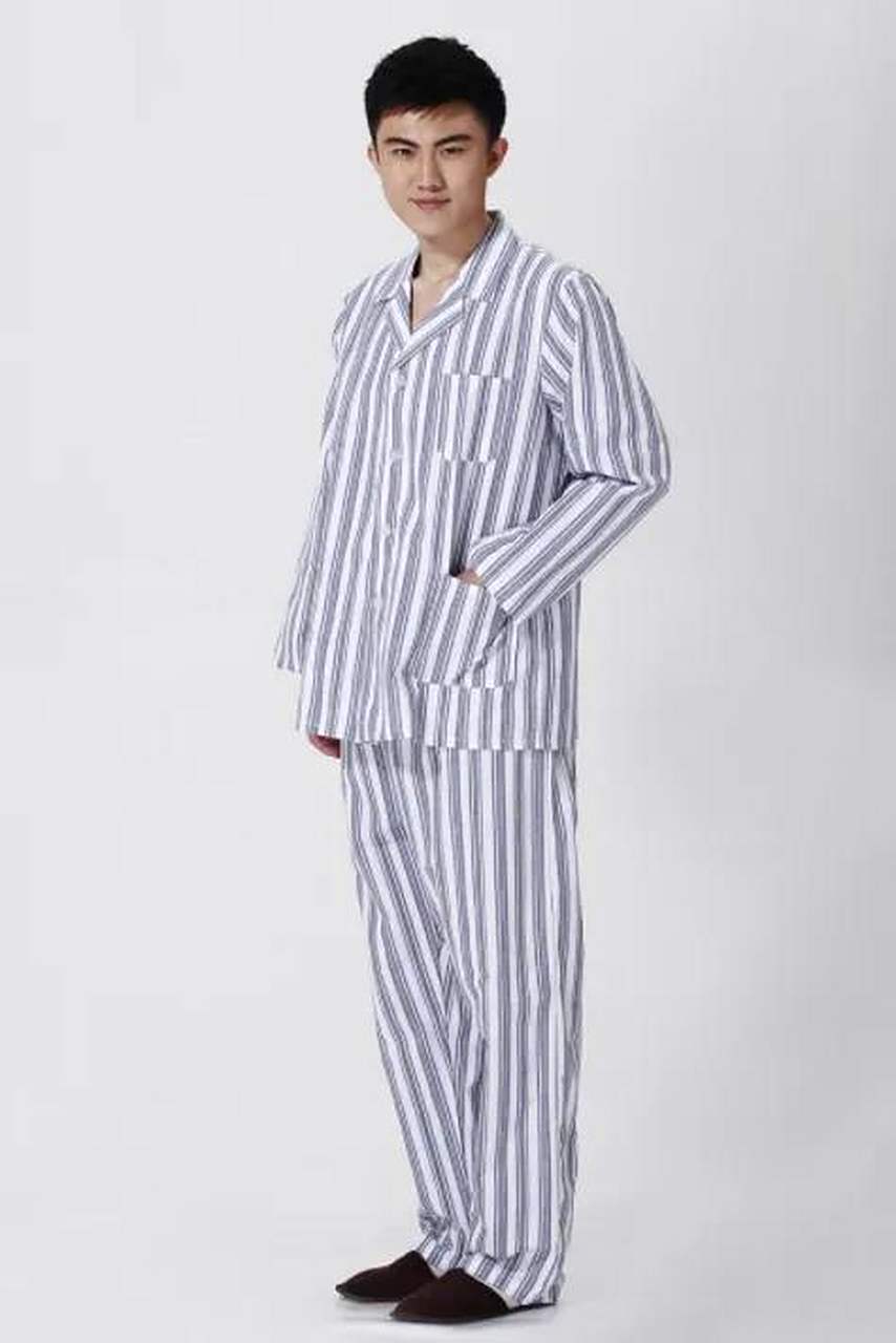 电视剧中,凡是住院的病人无一例外都穿病号服. 都是瞎扯淡.