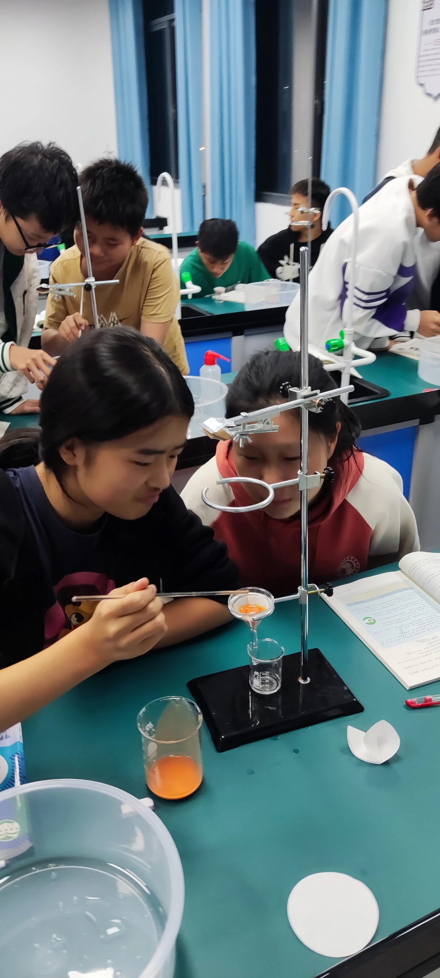 带学生去做过滤实验咯