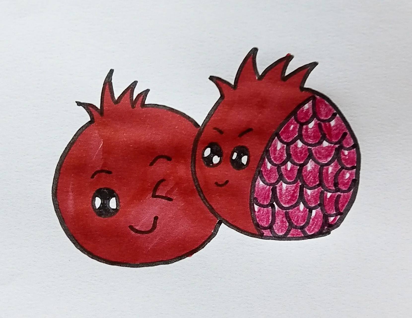 可爱的石榴简笔画 先画上石榴花蒂,连接成圆形,画上可爱的表情,画上
