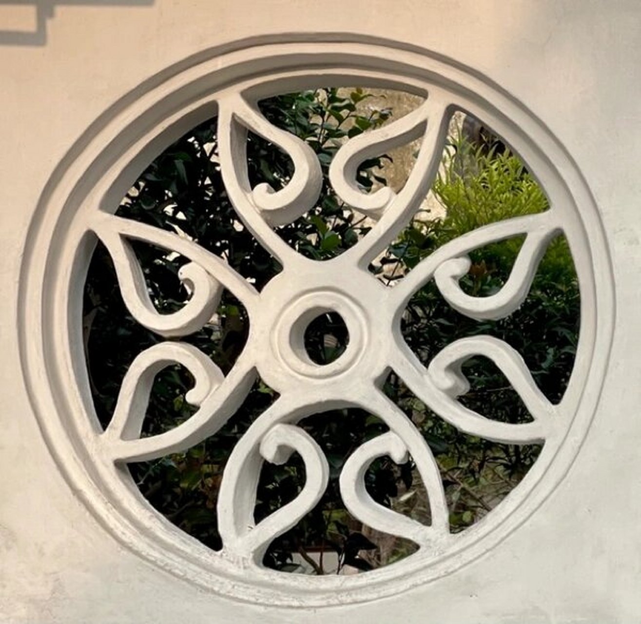 苏州网师园·殿春簃·花窗 苏州网师园内的殿春簃,进门右手边墙上的