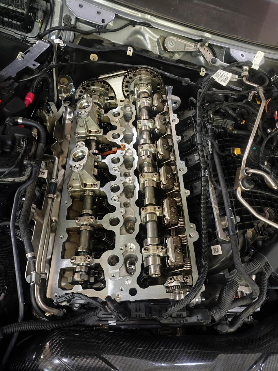 宝马m4,s58发动机更换气门室盖总成.