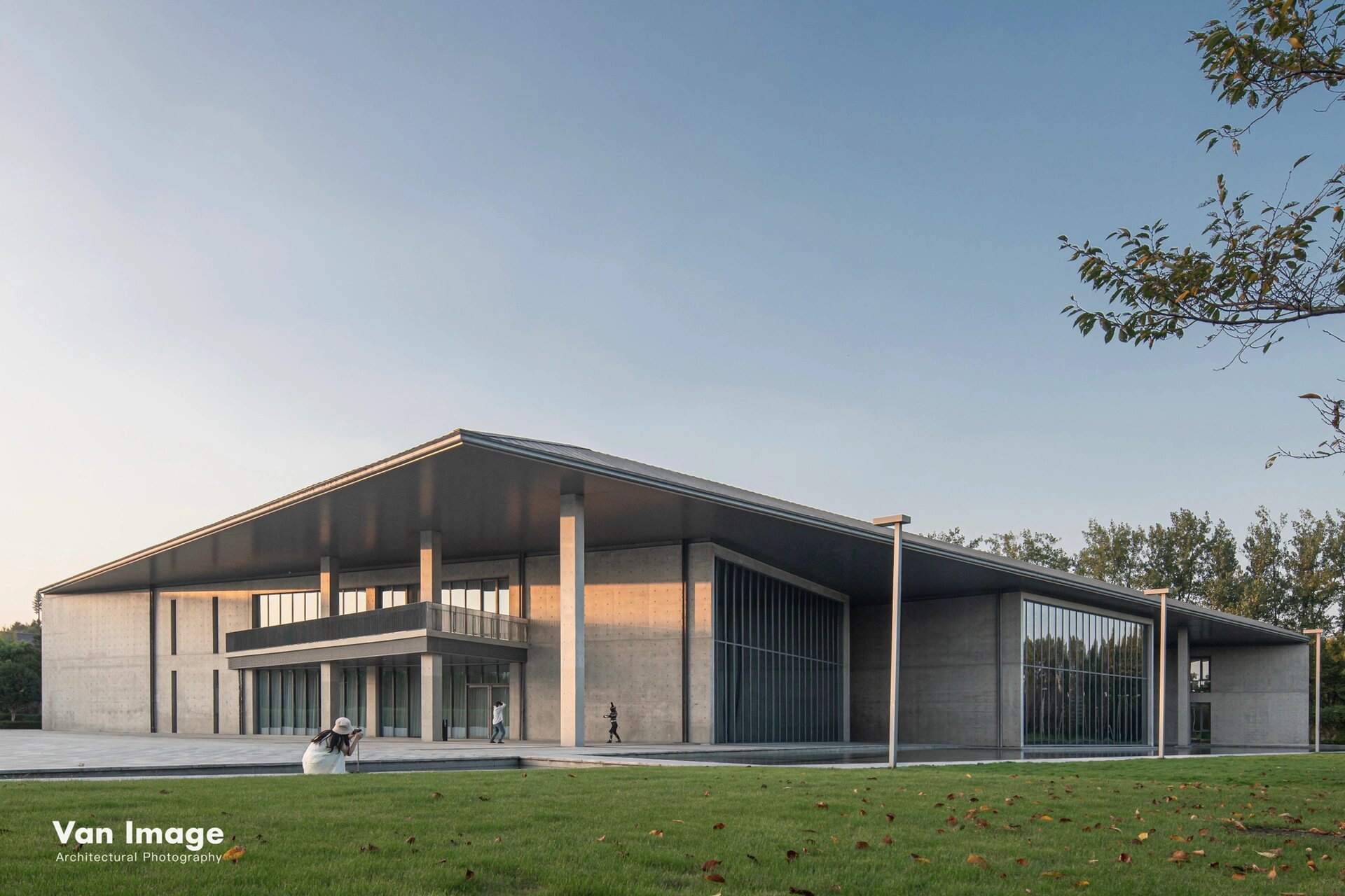 安藤忠雄 良渚文化艺术中心 安藤的良渚文化艺术中心 一个大屋顶下几