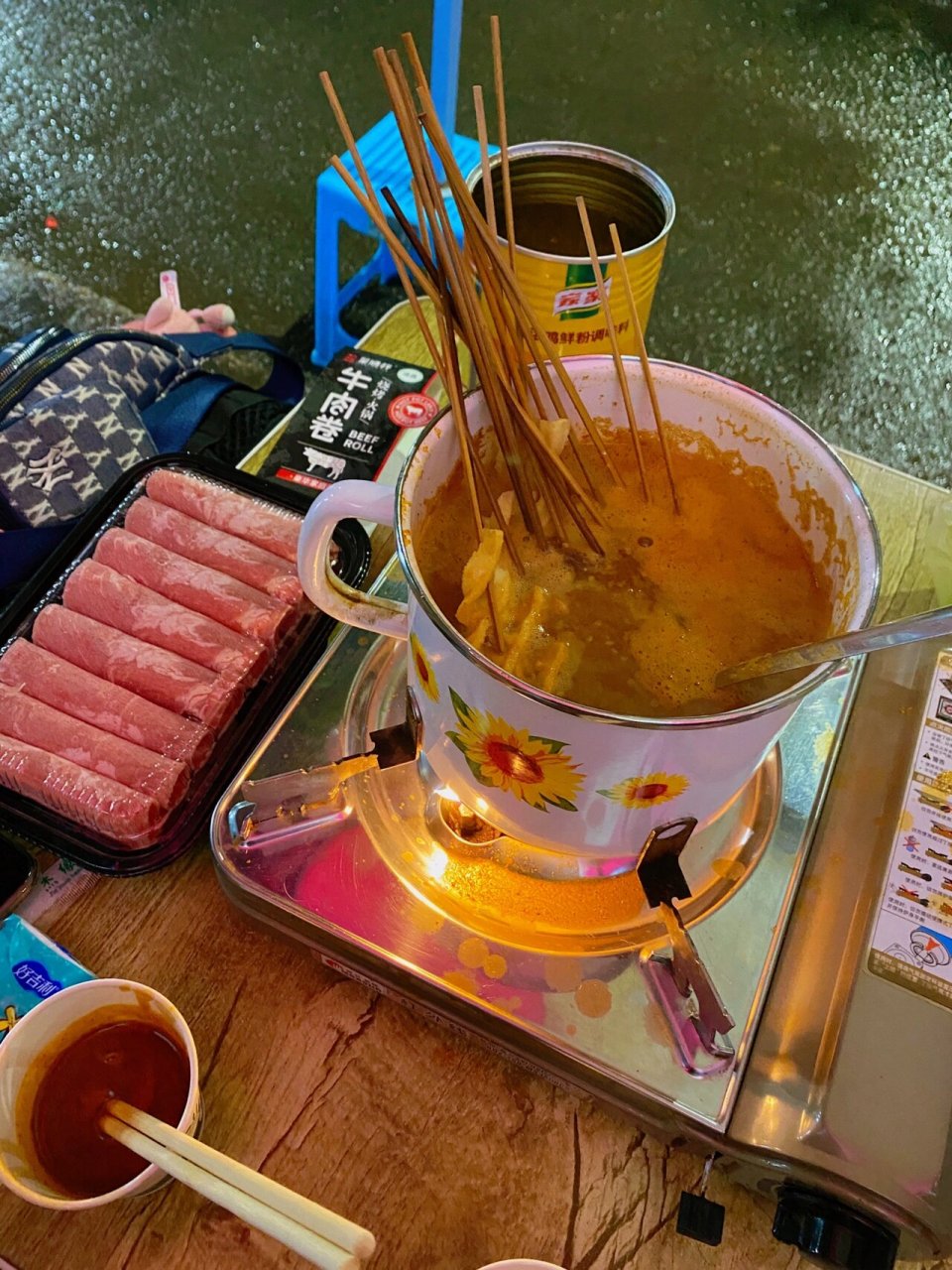 西安探店|跟着小贝打卡的延安沾沾95 下着雨坐在店外的棚子底下 吃