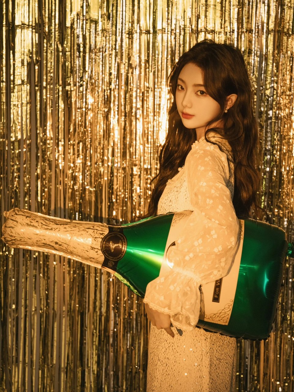 李紫婷昨日生日趴,先祝妹妹生日快乐,造型也hin公主风,波浪卷发搭配