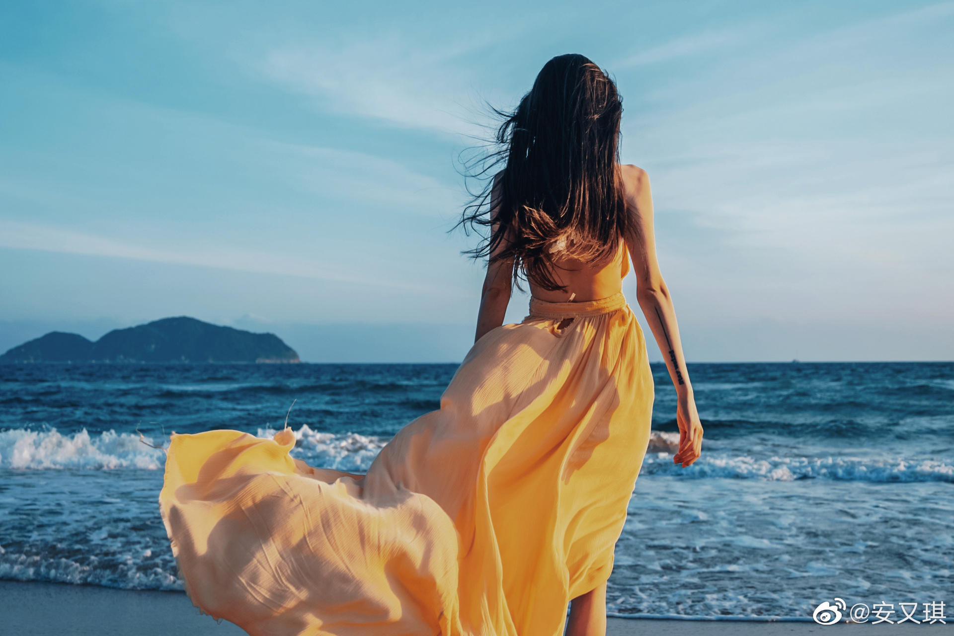 我们的安又琪这一次给我们带来的落日海边大片太好看了!
