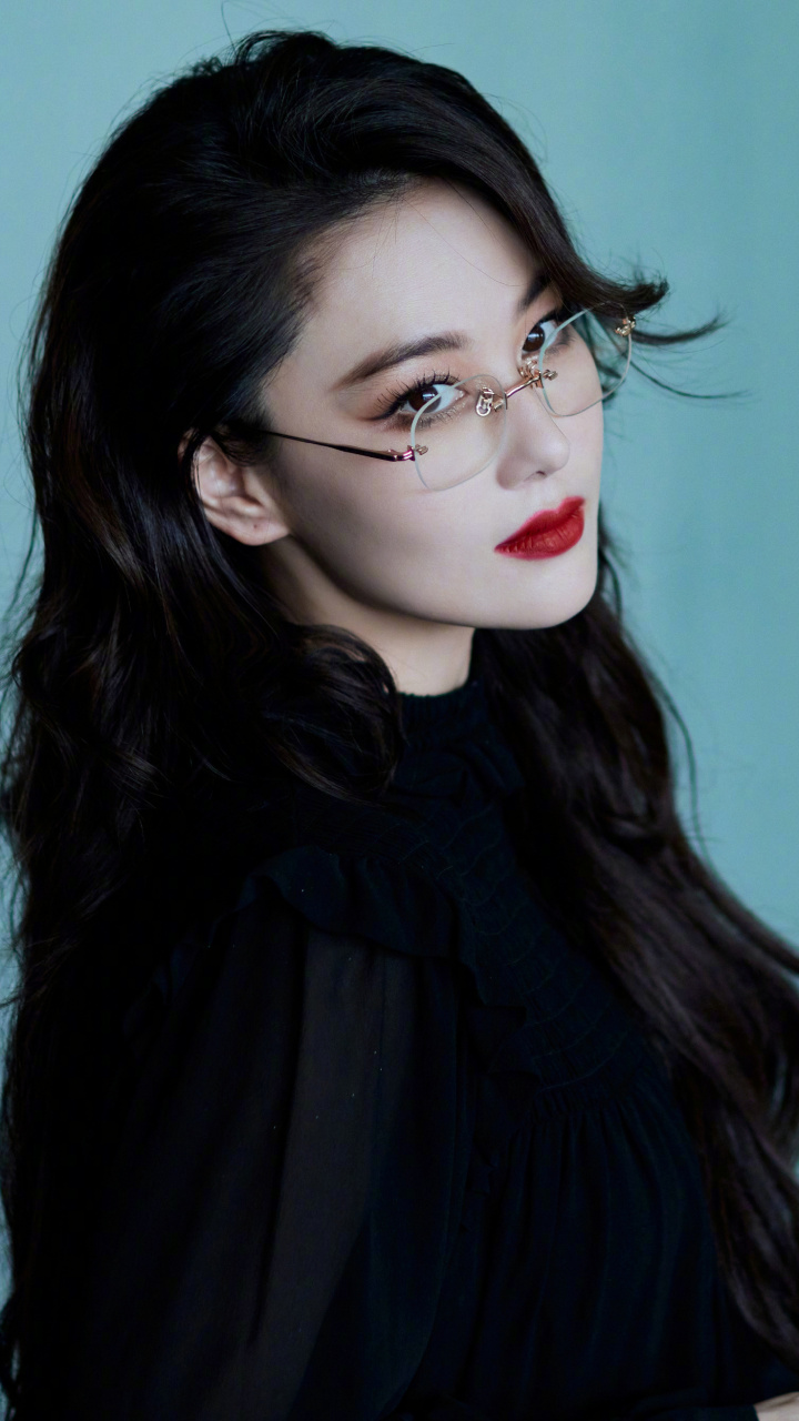 张馨予暗黑风穿搭浓颜冷美人写真壁纸组图