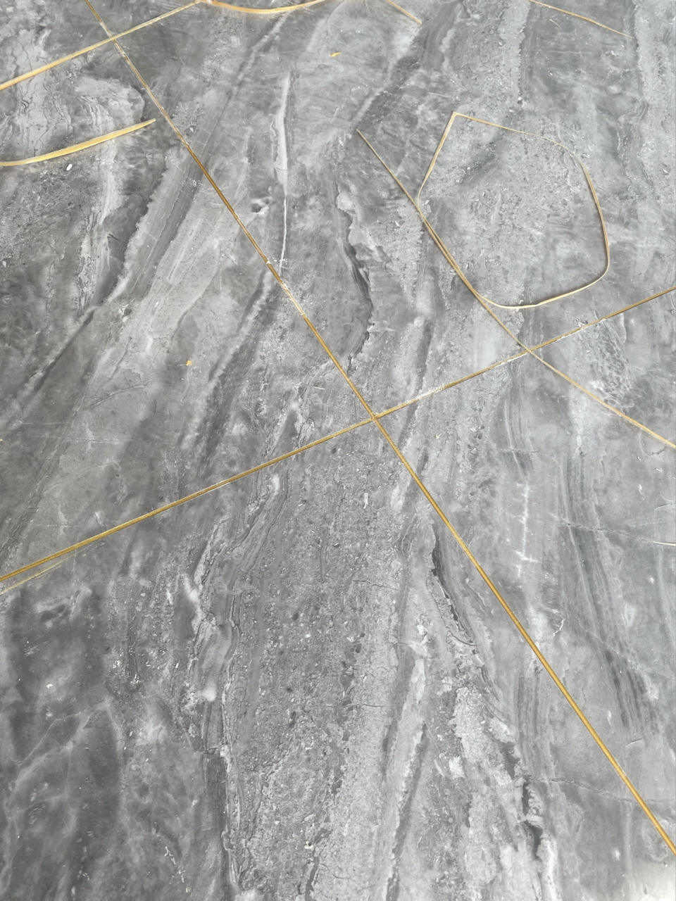 金色美缝配灰色地砖,绝绝子