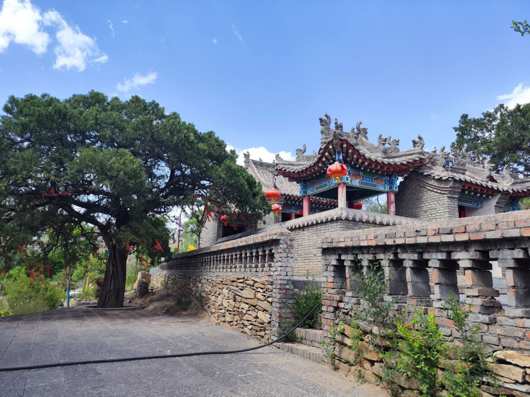 神木杨家城 神木杨家城,又名麟州故城,始建于唐代,历史悠久,是古代