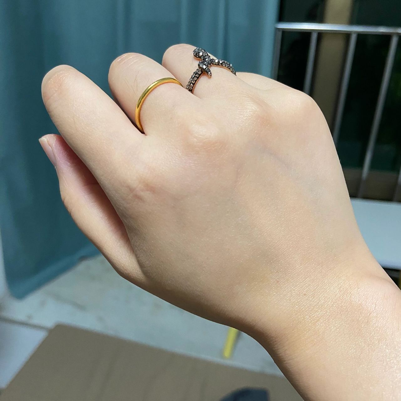 听说右手中指戴金能招财,立马给自己安排上了.