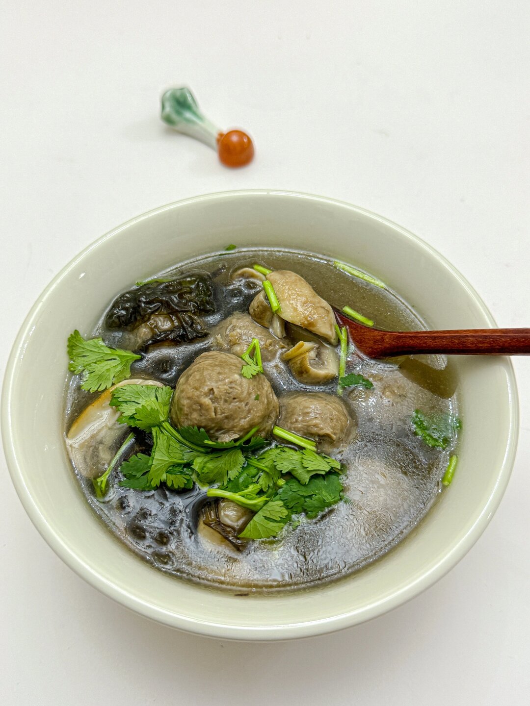 天冷了,就喜欢喝点暖暖的汤 这个汤又简单又好喝 	 食材:口蘑/牛肉丸